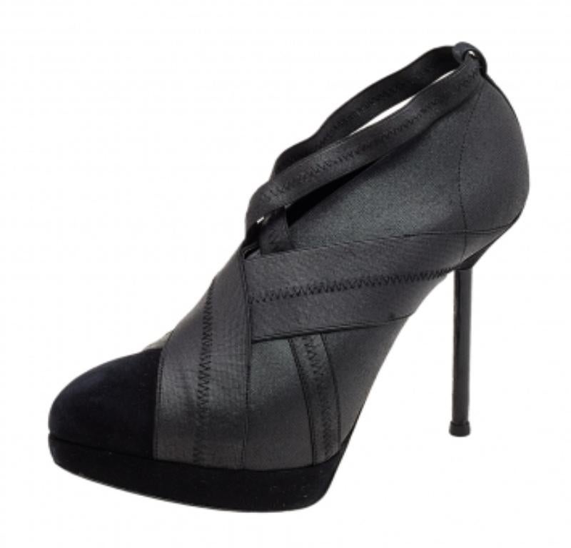 Yves Saint Laurent Bottines en daim et bandage élastique noir Taille 39.5 État moyen - En vente à Dubai, Al Qouz 2