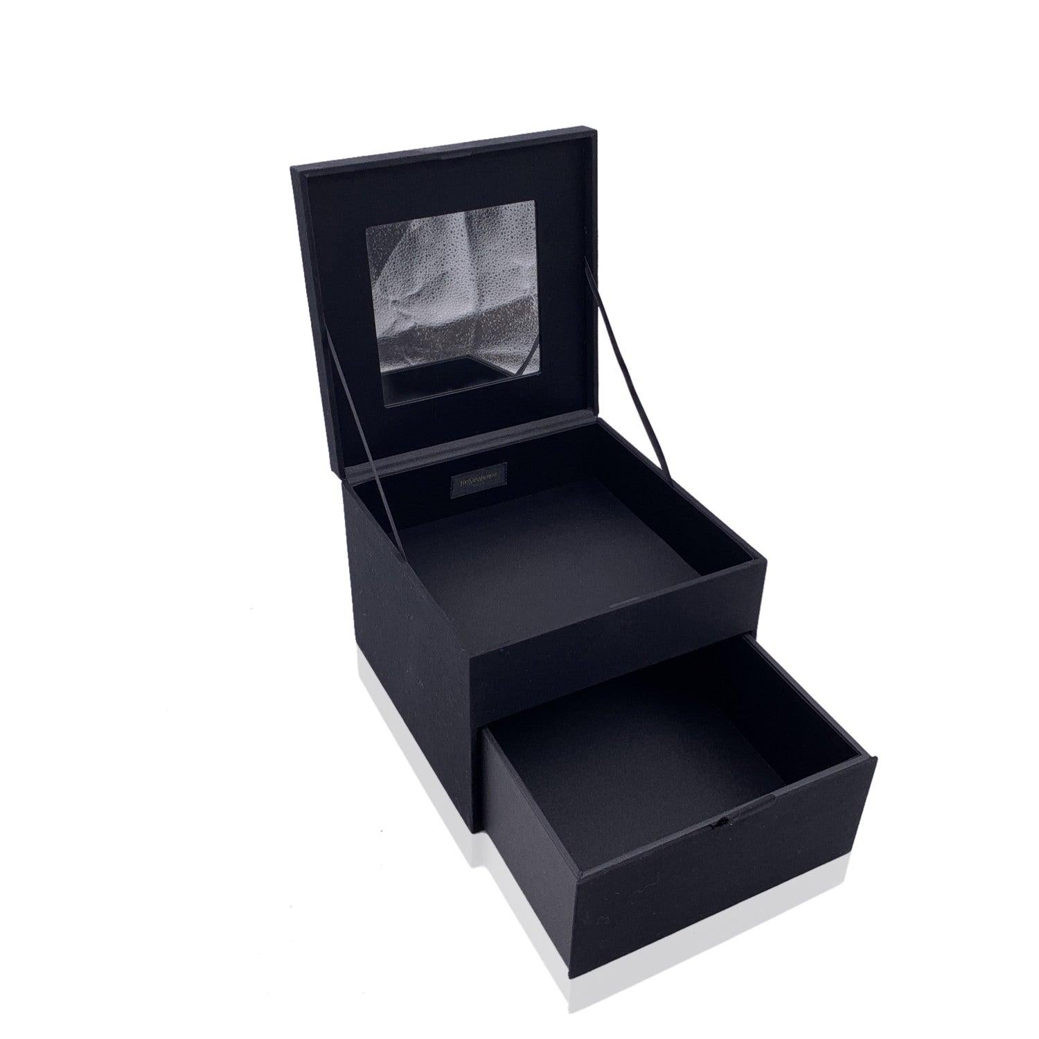 Gönnen Sie sich Luxus mit dem Yves Saint Laurent Black Fabric Jewelry Storage Trinket Box Case, einem wunderschön gearbeiteten Stück, das Ihre kostbaren Schätze stilvoll aufbewahrt. Dieses elegante Schmucketui ist außen aus glattem schwarzem