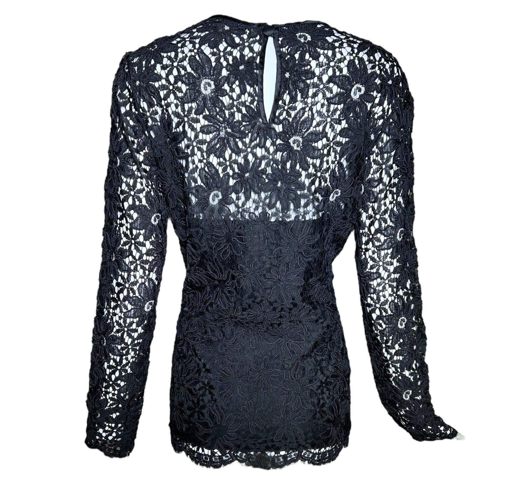 Unglaubliche Yves Saint Laurent 1990s Schwarze Guipure-Spitzenbluse. Mit Innenfutter an der Büste, das an der Hüfte endet. Seitlicher Reißverschluss. Oberer Rückenknopf und Haken. Reißverschluss an beiden Handgelenken. Ausgezeichneter Zustand,