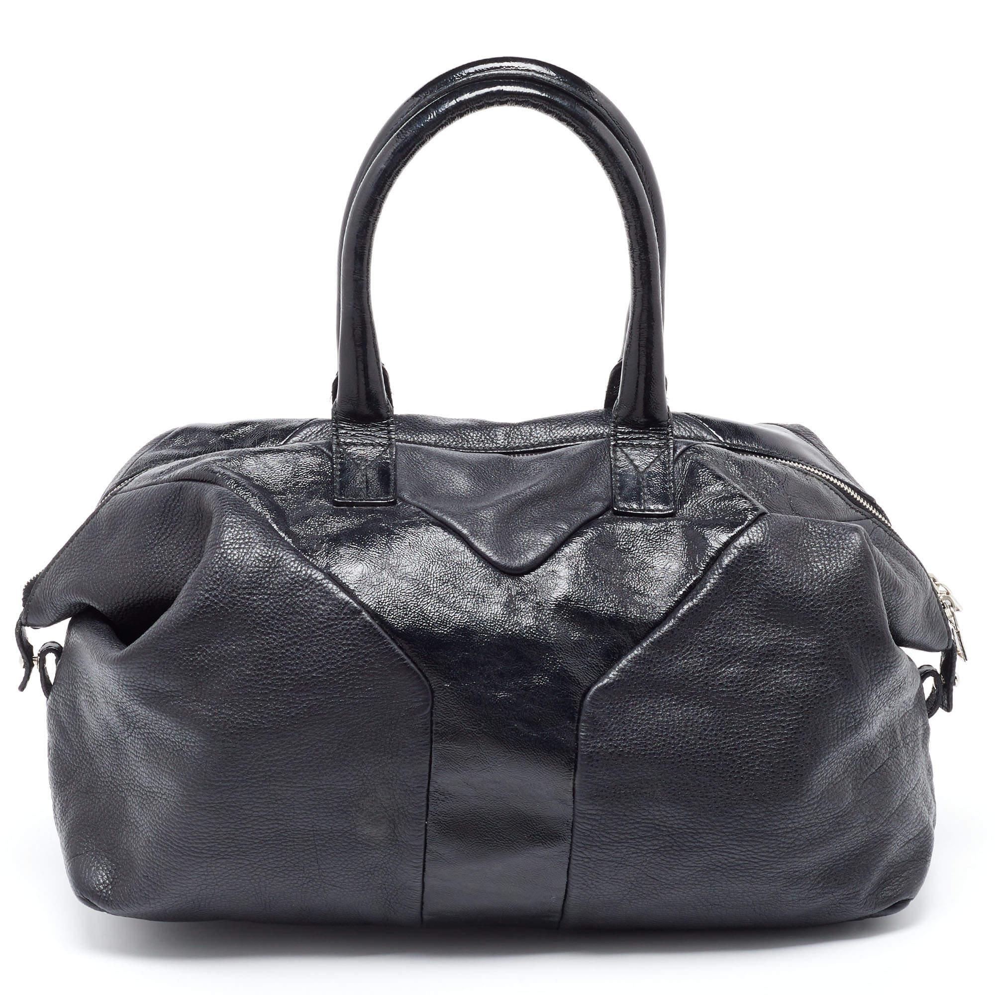 Carry this gorgeous Saint Laurent creation wherever you go for convenience and style. Meticulously crafted from leather, this Easy Y has been styled with a large Y on the exterior and equipped with two top handles, and a spacious fabric interior to
