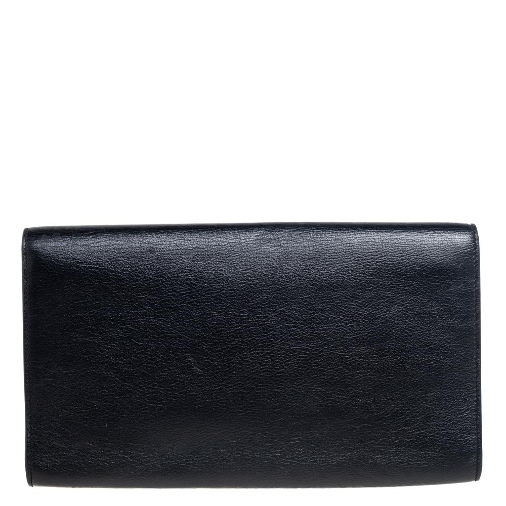 The Belle De Jour clutch by Yves Saint Laurent is a creation that is not only stylish but also exceptionally well-made. It is a design that is simple and sophisticated, just right for the modern woman. Meticulously crafted from leather, it flaunts a