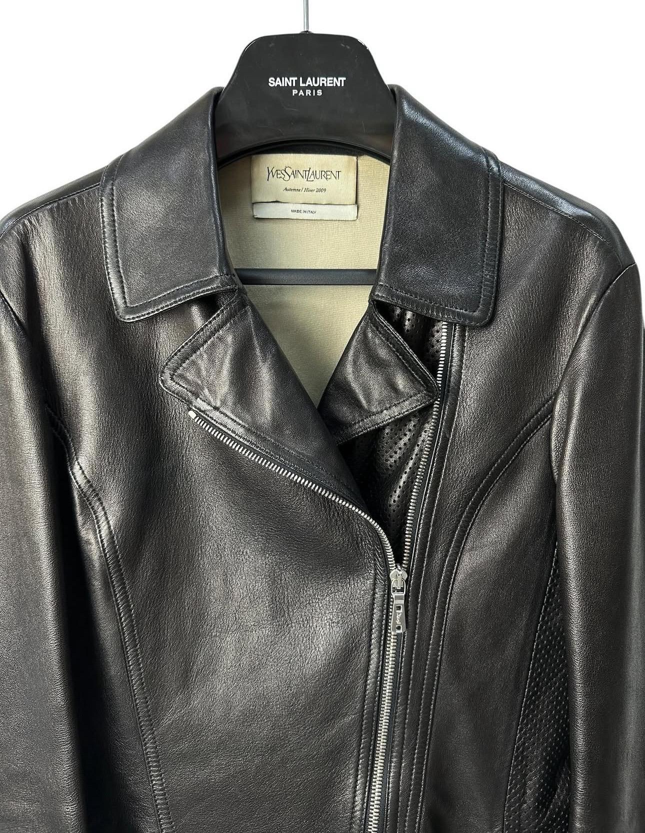 Cette élégante veste de motard en cuir noir Yves Saint Laurent est en très bon état et est parfaite pour ajouter une touche d'avant-garde à n'importe quelle tenue !

Taille : 38

Veuillez noter que le cintre n'est pas inclus.