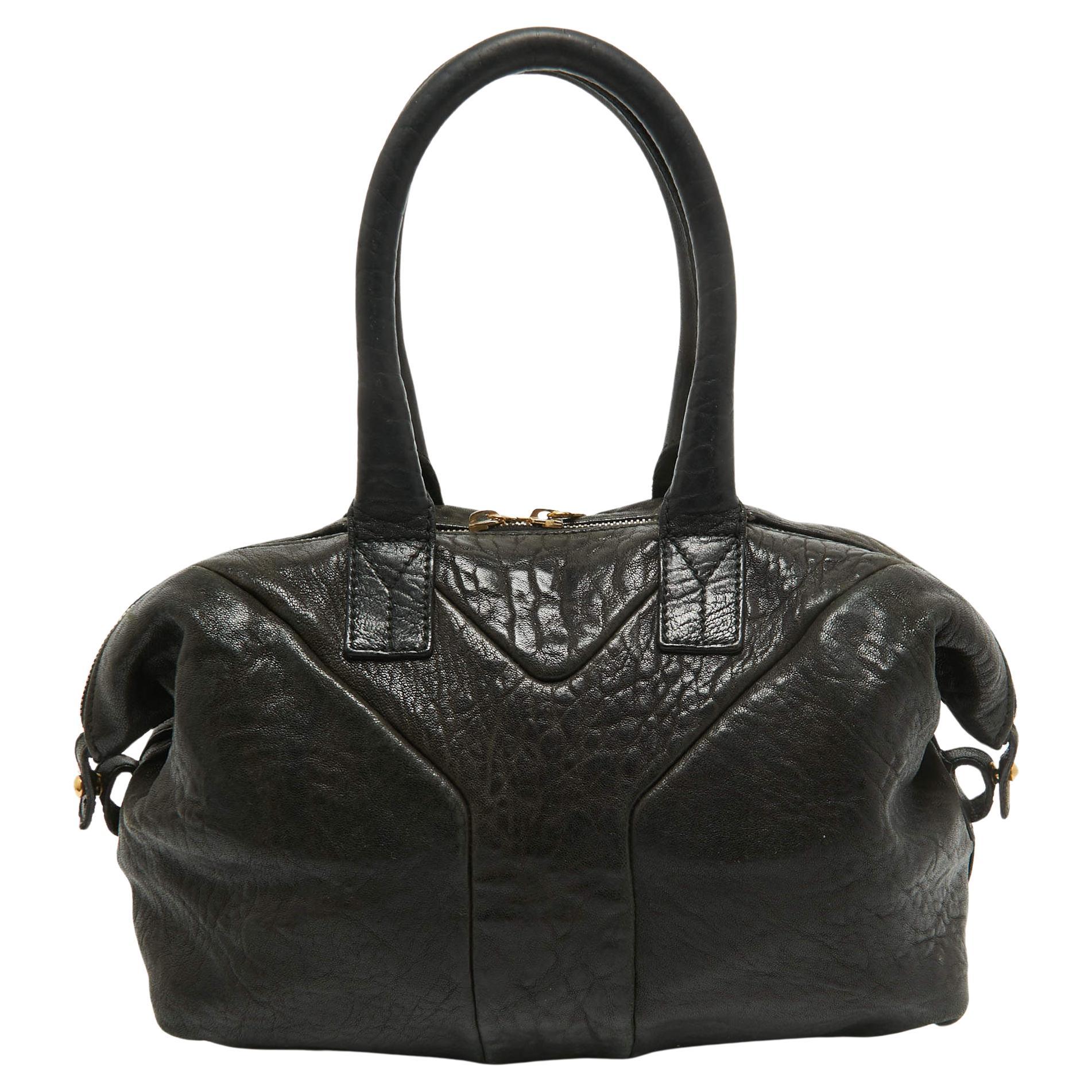 This Boston bag is an ergonomic creation that doesn't let you compromise on style. It not only looks timeless but also comes with a sleek and spacious interior to hold your everyday essentials. A wonderful piece that can accentuate your look!

