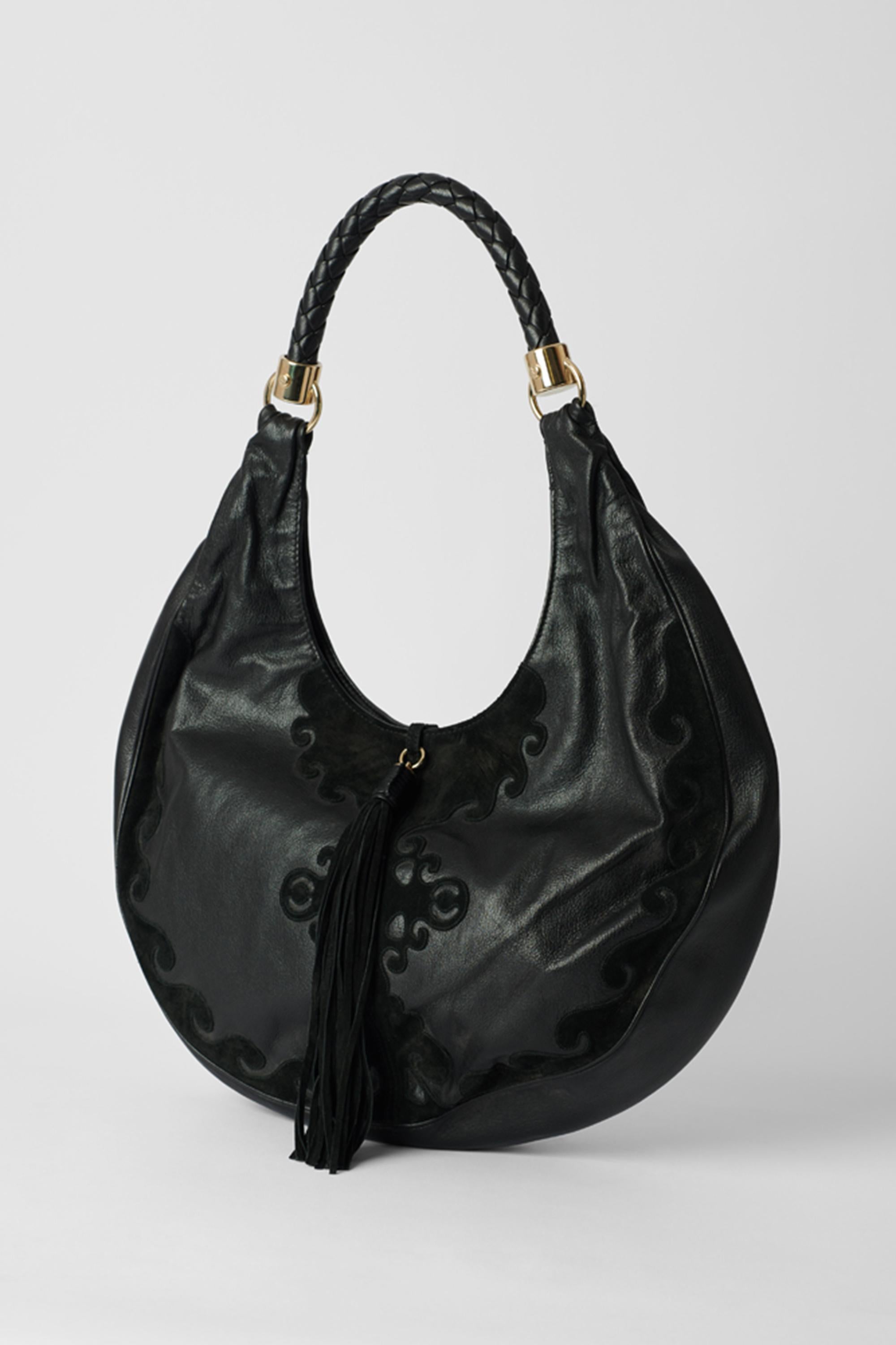 YSL By Tom Ford black leather hobo bag with tassel. Features suede detailing, rope handle with gold hardware, black suede tassel closure and inner back zip. In excellent vintage condition.
Authenticity Guaranteed.

Fabric: Leather
Dustbag: No
Serial