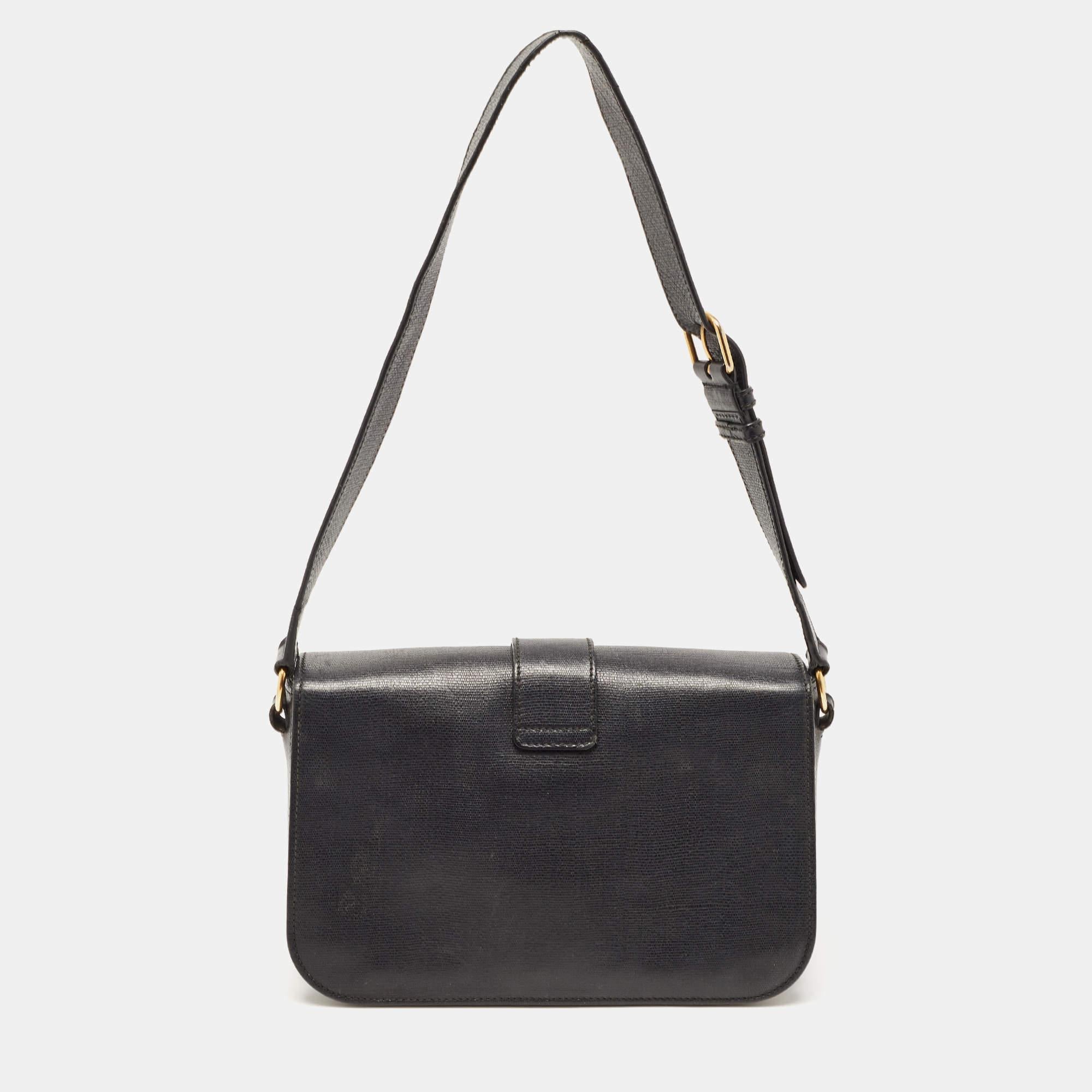 Fall in love with this absolutely stylish Chyc flap bag from Yves Saint Laurent. It has been crafted meticulously in Italy and made from quality leather. It comes in a lovely shade of black that will complement a host of outfits effortlessly. It is