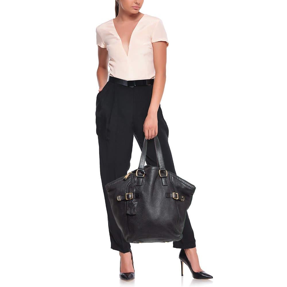 This alluring tote bag for women has been designed to assist you on any day. Convenient to carry and fashionably designed, the tote is cut with skill and sewn into a great shape. It is well-equipped to be a reliable accessory. 