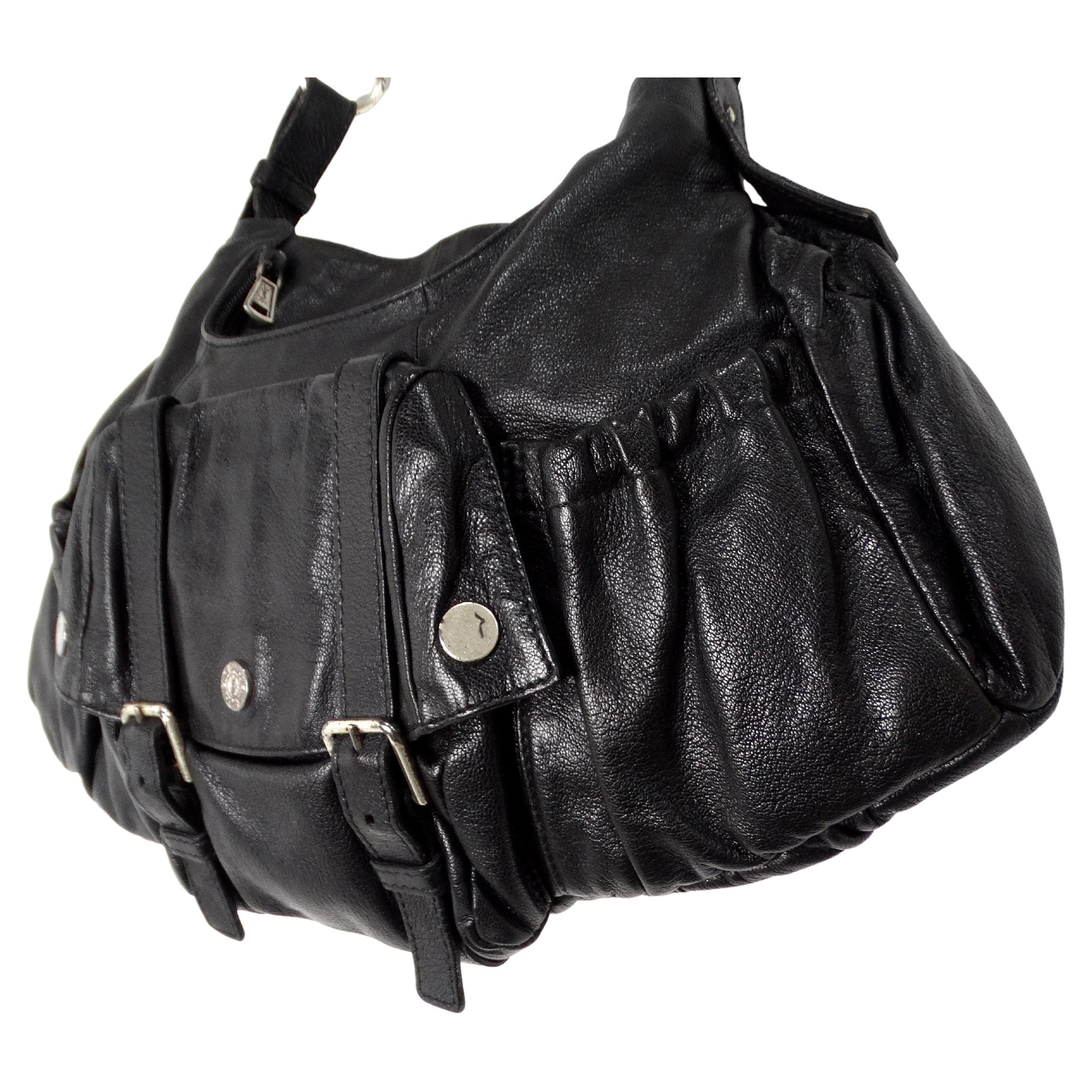 La borsa a tracolla Mala Mala Horn in pelle nera di Yves Saint Laurent, risalente all'anno 2000, emana una raffinatezza audace e tagliente grazie al caratteristico fondo rotondo e al manico con motivo a corno. Realizzata in elegante pelle nera, la