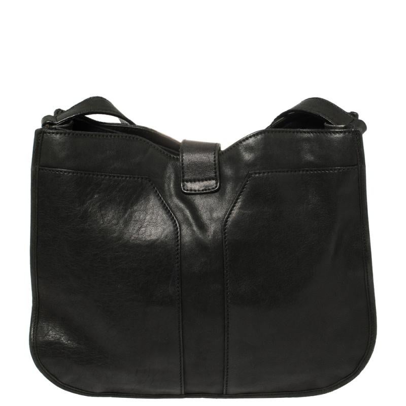 Cet élégant sac Cabas Chyc noir de Saint Laurent est idéal pour un usage quotidien. Confectionné en cuir:: ce sac est doté d'une fermeture à bouton pression à motif Y en métal doré et d'une bandoulière. La fermeture à glissière supérieure s'ouvre