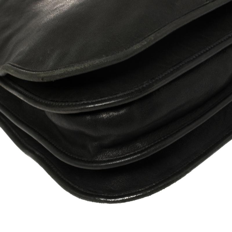 Yves Saint Laurent Sac à bandoulière Cabas Chyc en cuir noir de taille moyenne 1