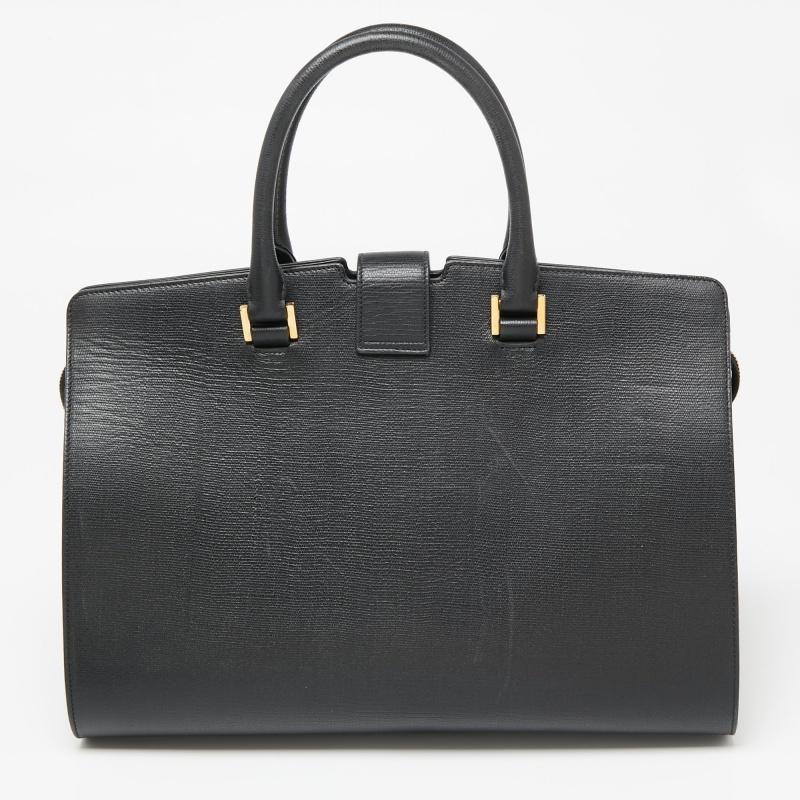 The brand detailing on the front adds a signature touch to this Yves Saint Laurent tote. Crafted from leather, this bag is enriched with superbly executed details. The dual handles at the top and the spacious fabric-lined interior make it an