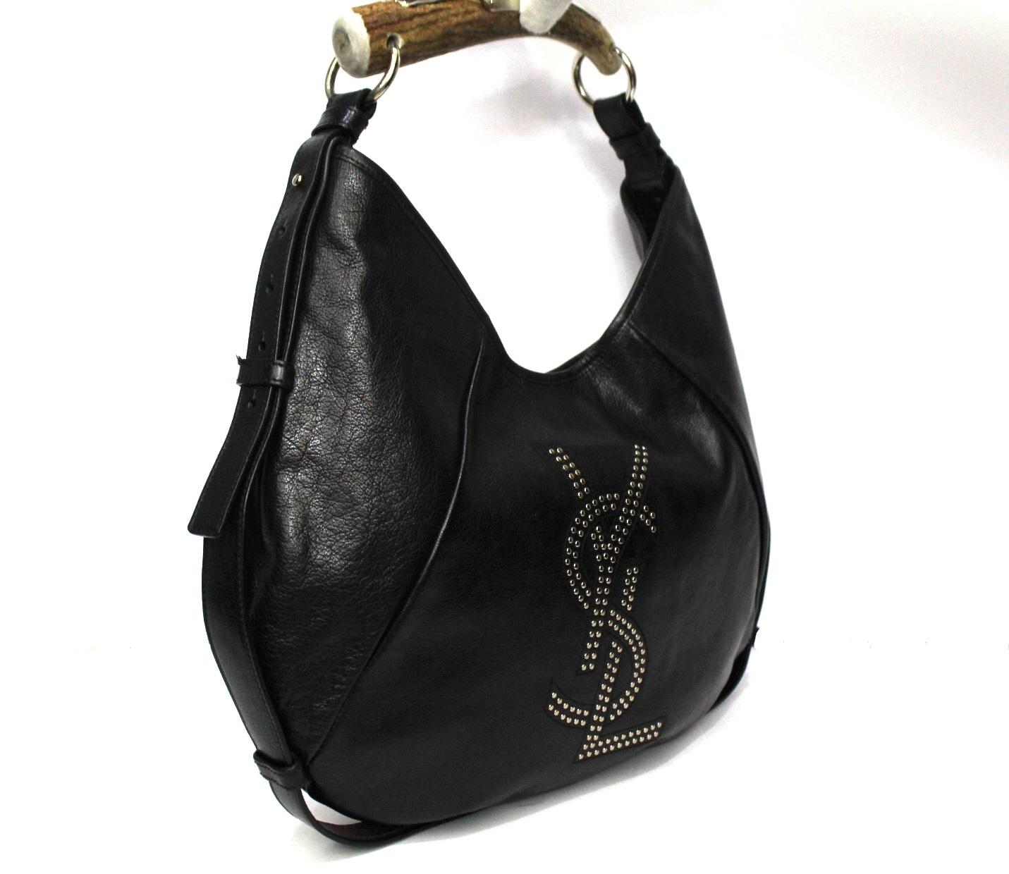 YSL bag Mombasa model in its large size, made of black leather. Golden hardware and bone handle. Magnetic button closure, internally large. VERY GOOD CONDITION