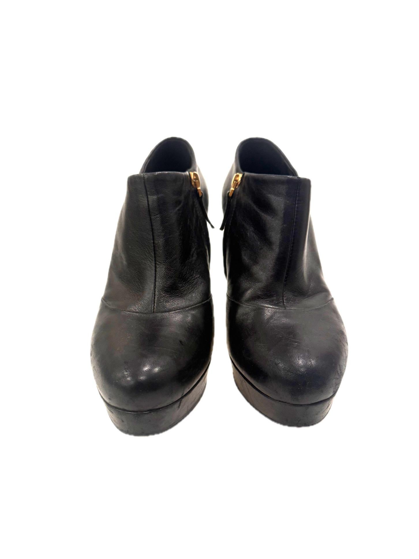 Yves Saint Laurent - Bottines à plateforme en cuir noir FW11 - Fermeture éclair en or - Taille 39

Description :
Élégantes bottines à plateforme en cuir noir Yves Saint Laurent, issues de la collection automne/hiver 2011, créée sous la direction de