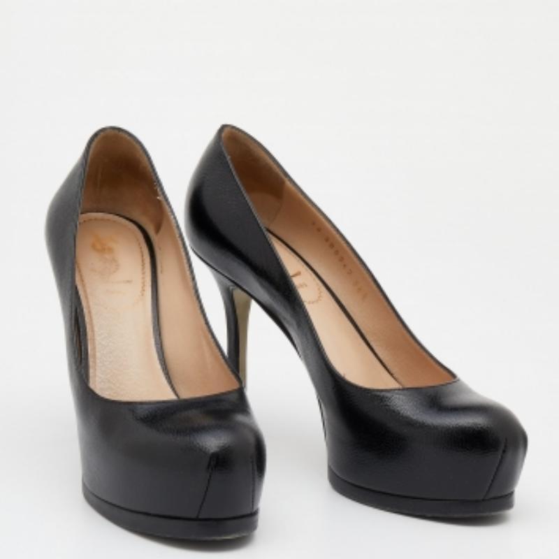 Diese modischen und schicken Tribtoo-Pumps von Yves Saint Laurent sorgen für eine verführerische Silhouette, egal ob am Tag oder am Abend. Die aus Leder gefertigten Pumps haben einen schwarzen Farbton, ein verdecktes Plateau und einen 11 cm hohen