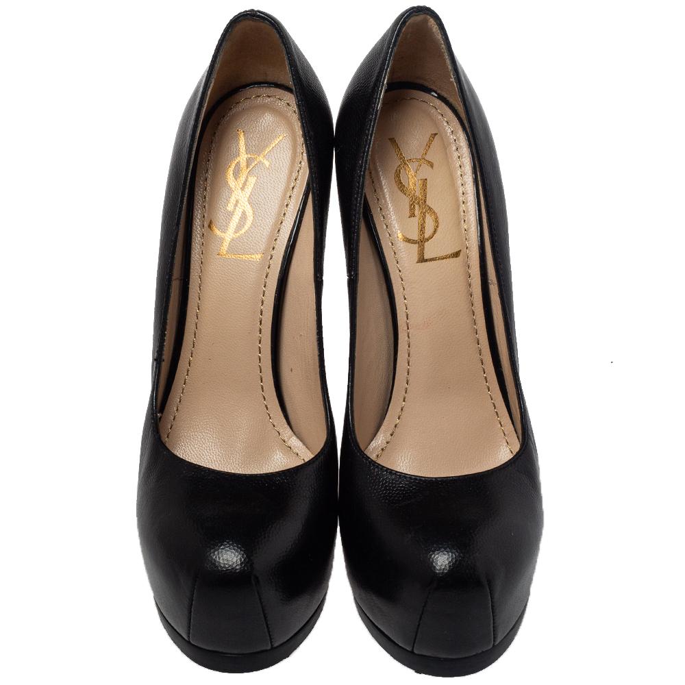 Fashionable and chic, these Tribtoo pumps from Yves Saint Laurent will cut an alluring silhouette from day to night. Crafted from leather, the timeless pumps have a black shade, concealed platforms, and 14 cm heels.

