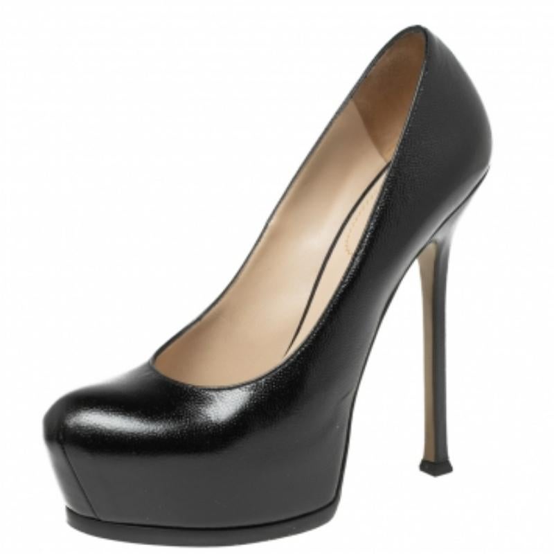 Chic et tendance, ces Silhouettes d'Yves Saint Laurent vous offriront une silhouette séduisante de jour comme de nuit. Confectionnés en cuir, ces escarpins présentent une teinte noire, des plateformes dissimulées et des talons de 15 cm.