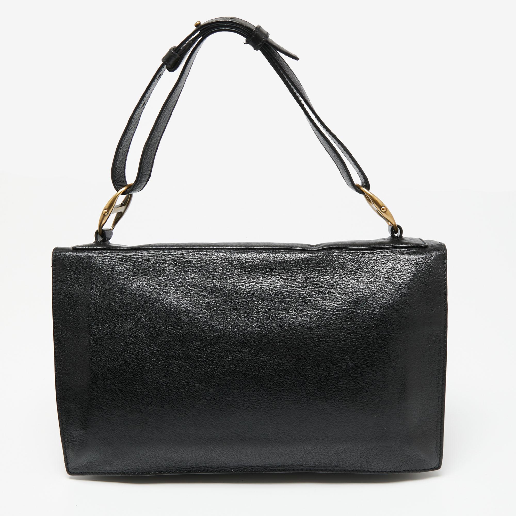 Due to the versatility of this Yves Saint Laurent bag, it will be your ultimate companion. Its front flap is added with a turnlock buckle and it is held by a short handle at the top. Made from leather, it features gold-tone hardware and a