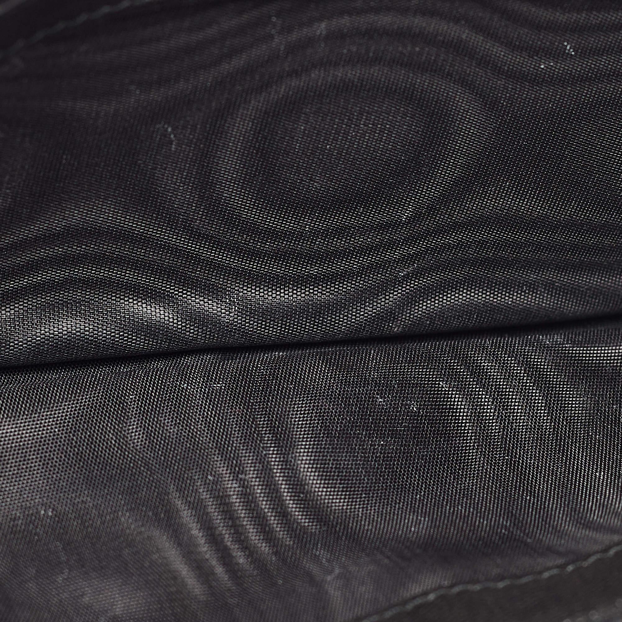 Questo portafoglio di design è un equilibrio perfetto tra raffinatezza e utilità razionale. È stato progettato con materiali di prima qualità e con una finitura elegante. La creazione è dotata di un ampio spazio per le tue necessità monetarie.