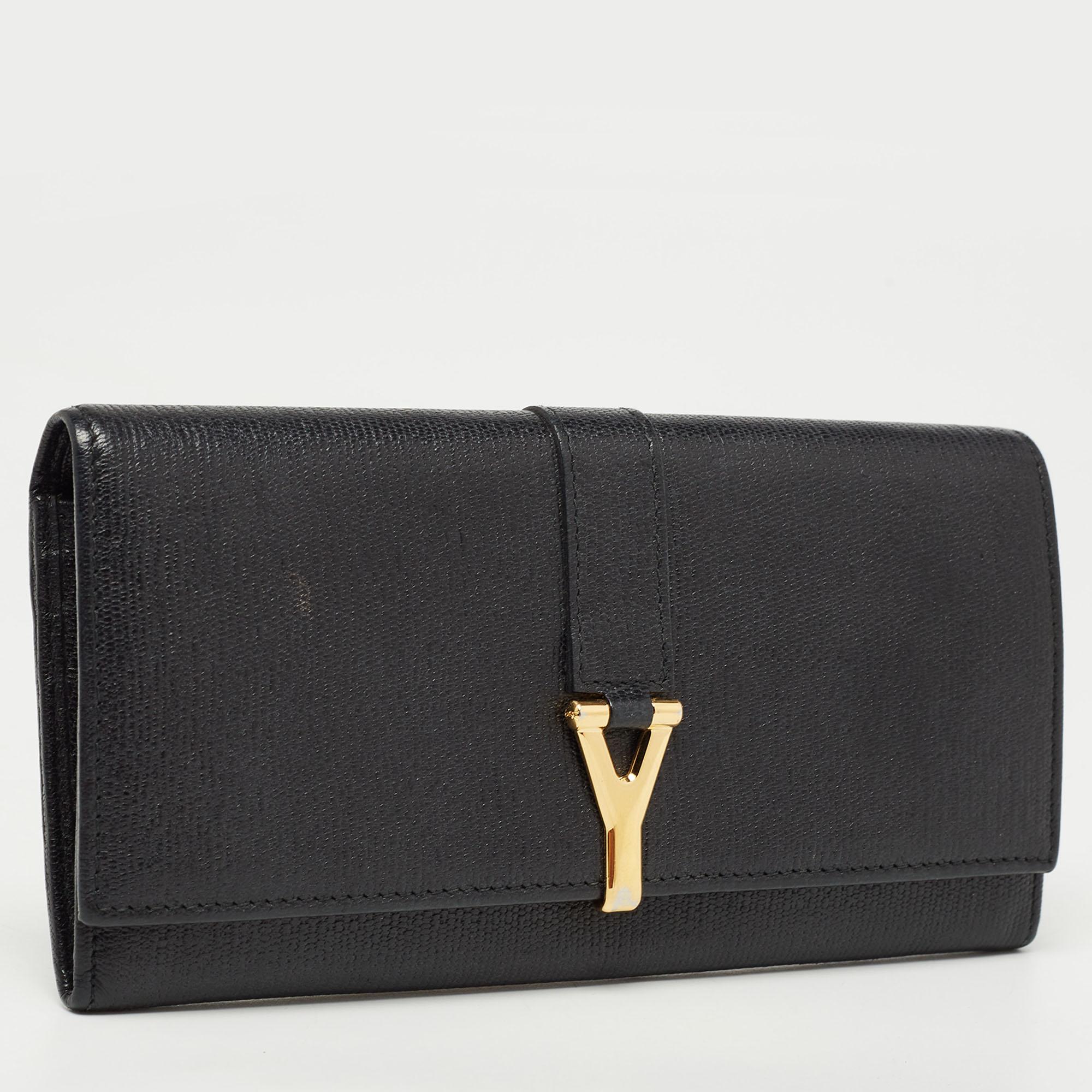 Designer wallets are ideal companions for ample occasions! Here we have a fashion-meets-functionality piece crafted with precision. It has been equipped with a well-sized interior that can easily fit all your essentials.

Includes
Original Dustbag,