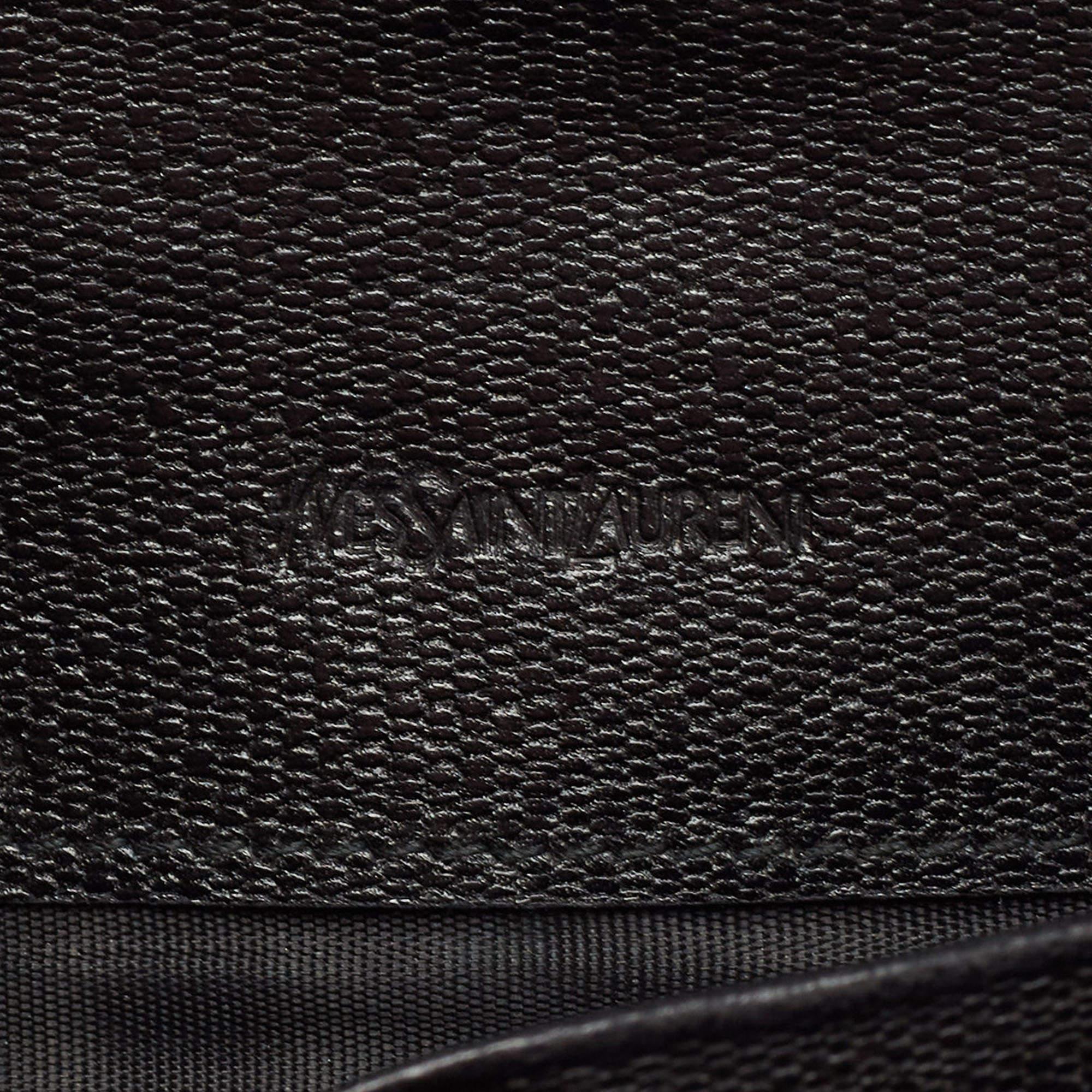 Yves Saint Laurent Portefeuille continental à rabat en cuir noir Y Line Bon état à Dubai, Al Qouz 2