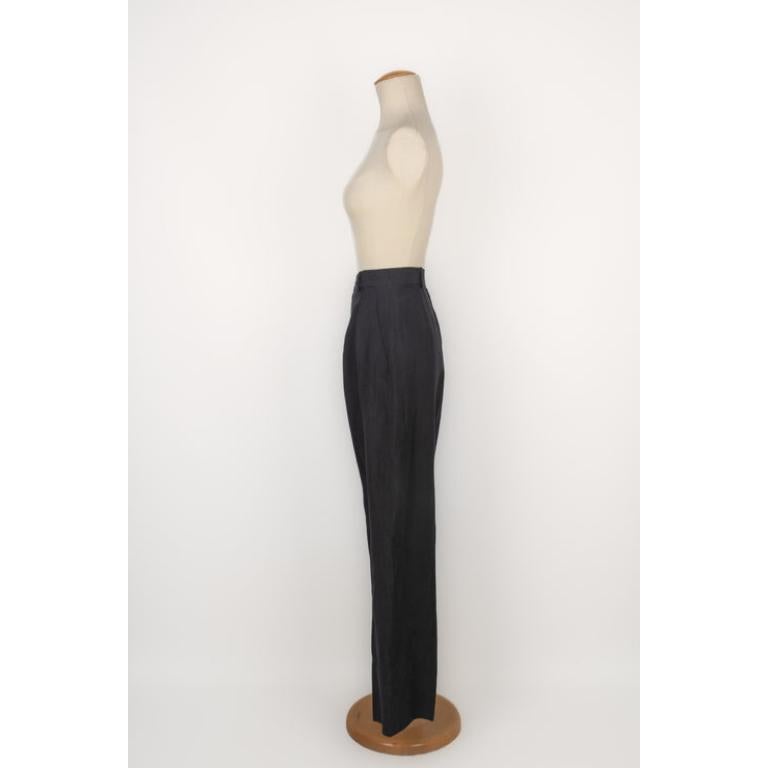 Yves Saint Laurent - (Made in France) Pantaloni neri in lino e seta. Indicata la taglia 44FR.

Informazioni aggiuntive:
Condizioni: Ottime condizioni
Dimensioni: Vita: 38 cm - Fianchi: 56 cm - Lunghezza: 106 cm
Riferimento del venditore: FJ127
