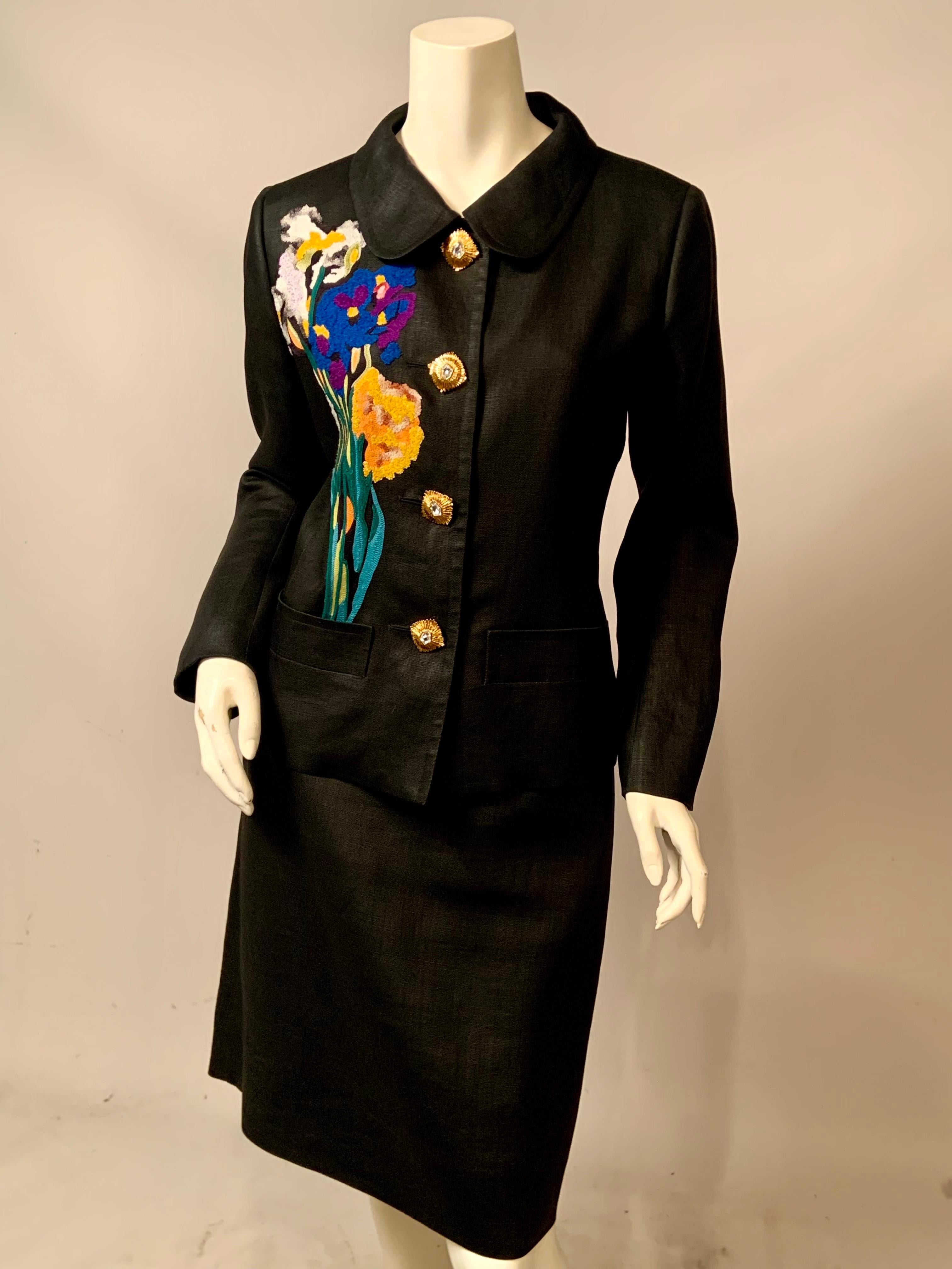 Yves Saint Laurent entwarf diesen umwerfenden schwarzen Leinenanzug mit einem bunten applizierten Blumenstrauß in den 1980er Jahren für seine Linie Rive Gauche.  Die Jacke hat eine atemberaubende, mehrfarbige Blumenapplikation, die aus der rechten
