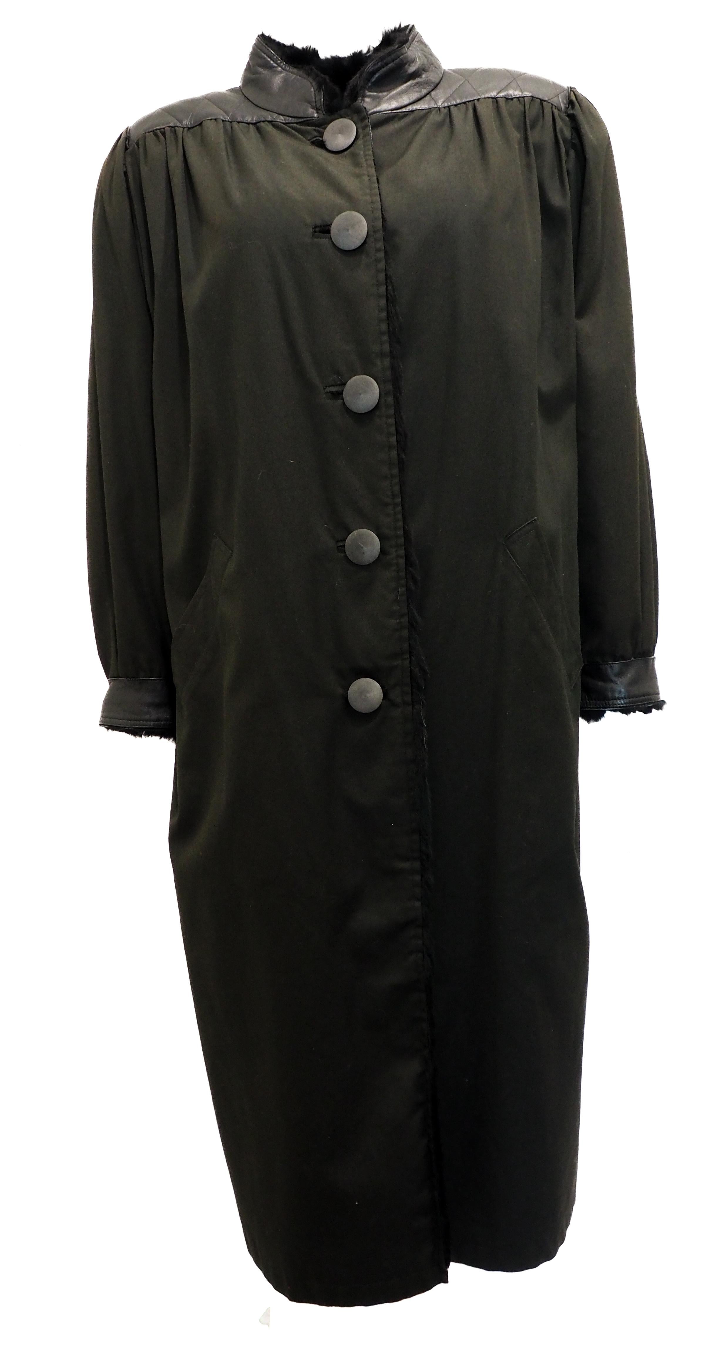 La quintessenza dell'eleganza newyorkese incontra la versatilità senza sforzo in questo cappotto nero di Yves Saint Laurent. La lussuosa fodera in pelliccia aggiunge calore e raffinatezza, mentre la Silhouette senza tempo passa senza problemi