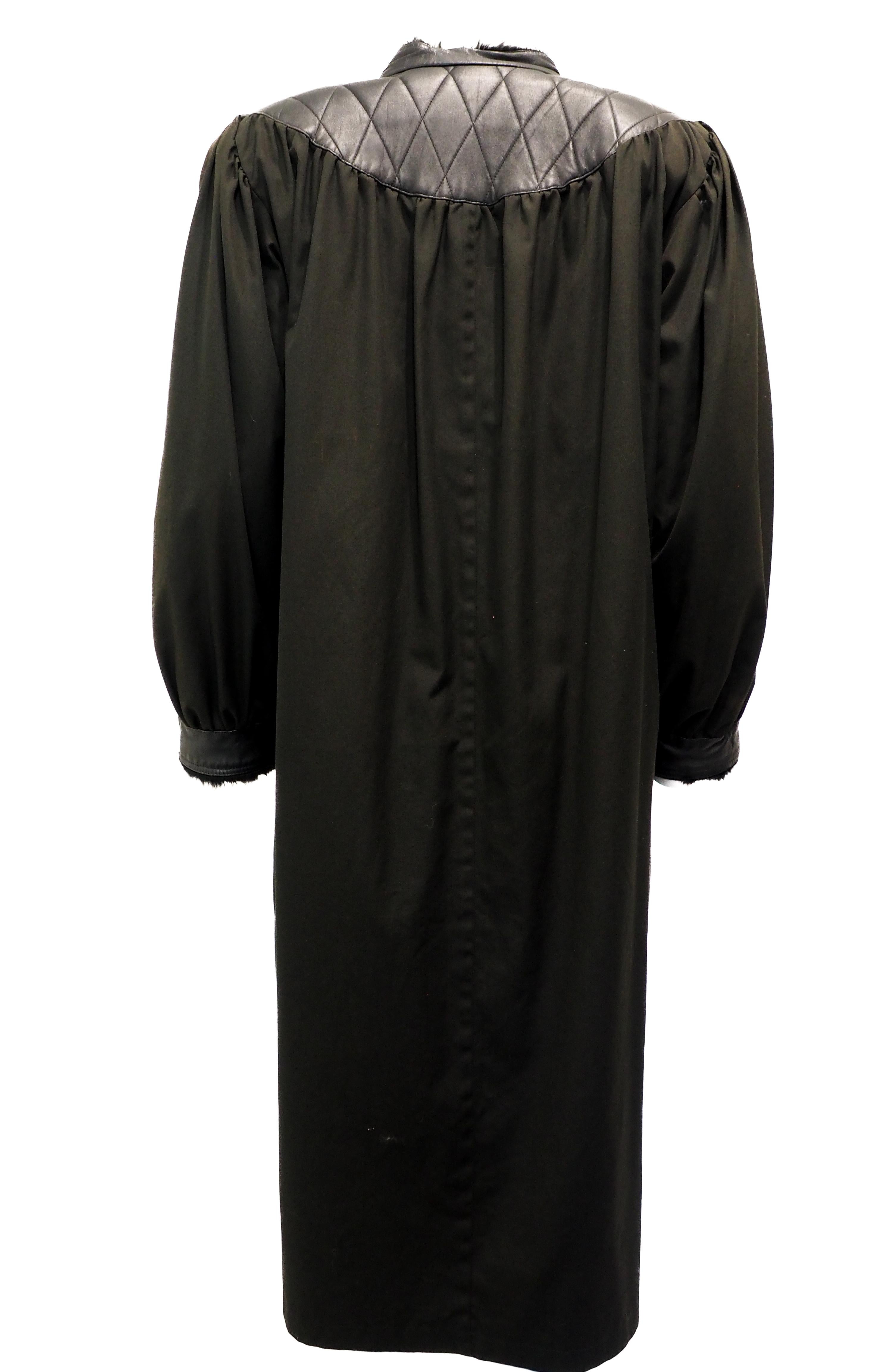 Nero Yves Saint Laurent Cappotto lungo nero con fodera di pelliccia nera