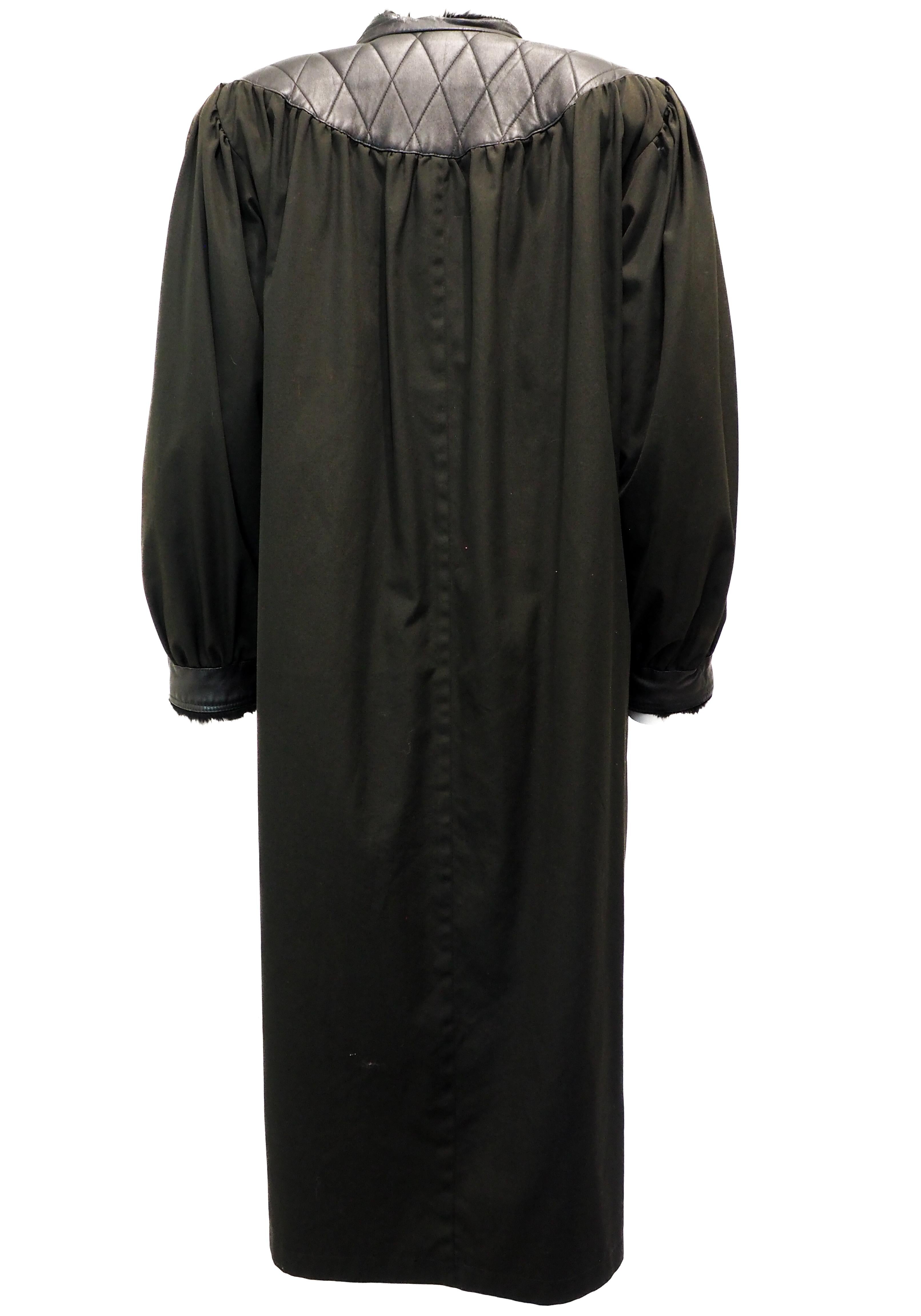 Yves Saint Laurent Cappotto lungo nero con fodera di pelliccia nera In condizioni ottime a Los Angeles, CA