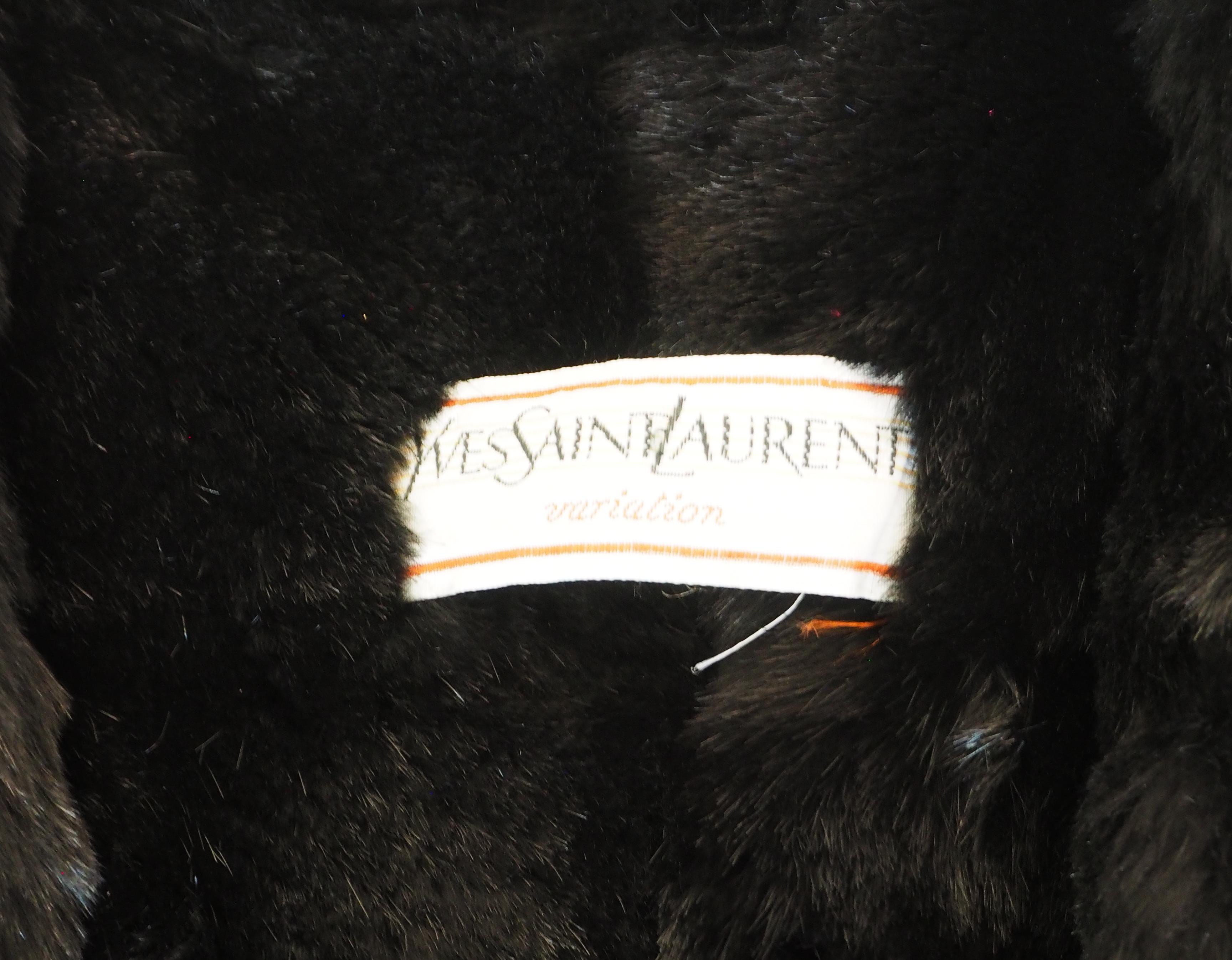 Yves Saint Laurent Cappotto lungo nero con fodera di pelliccia nera 1