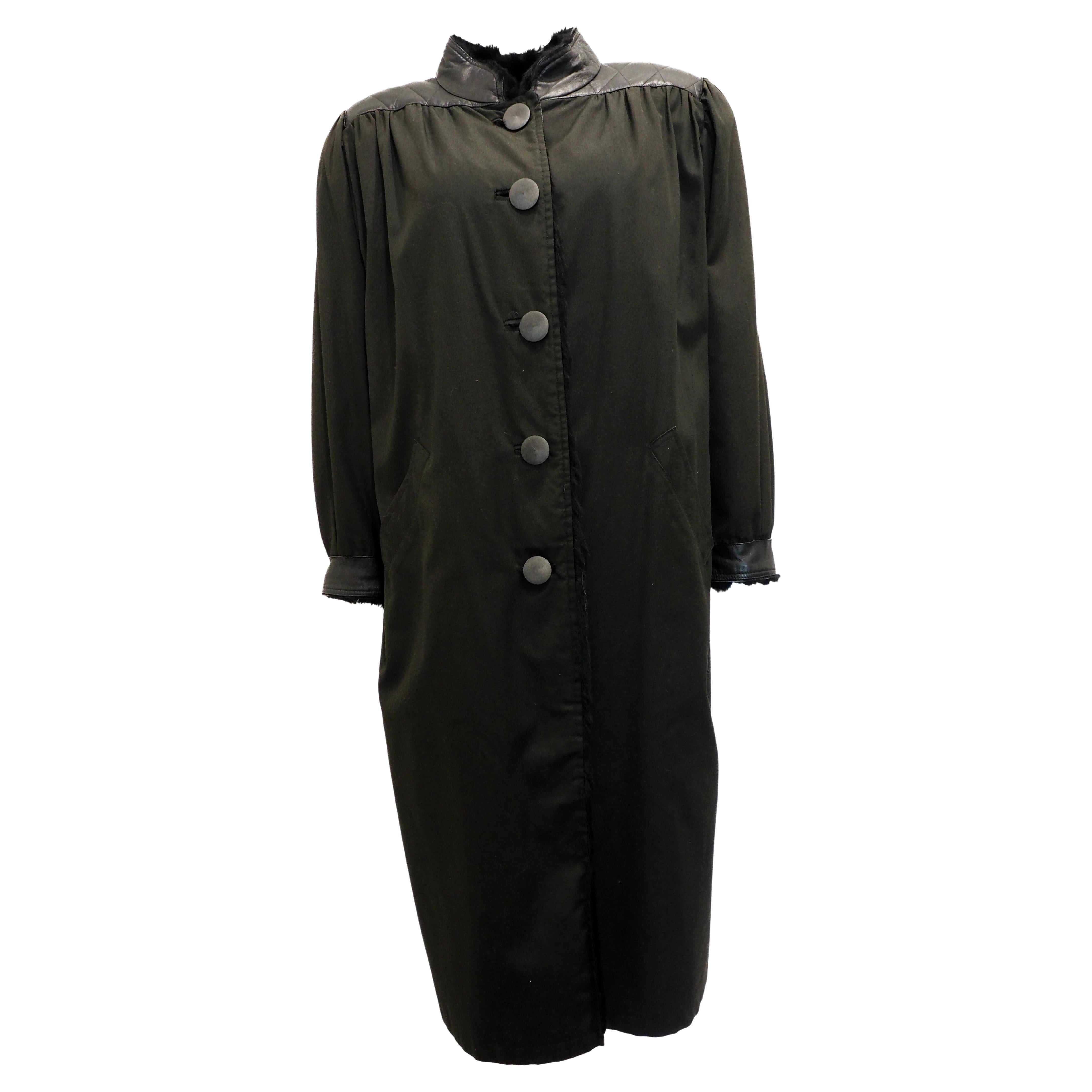 Yves Saint Laurent Cappotto lungo nero con fodera di pelliccia nera