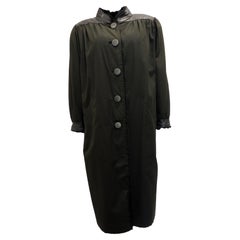 Yves Saint Laurent Cappotto lungo nero con fodera di pelliccia nera