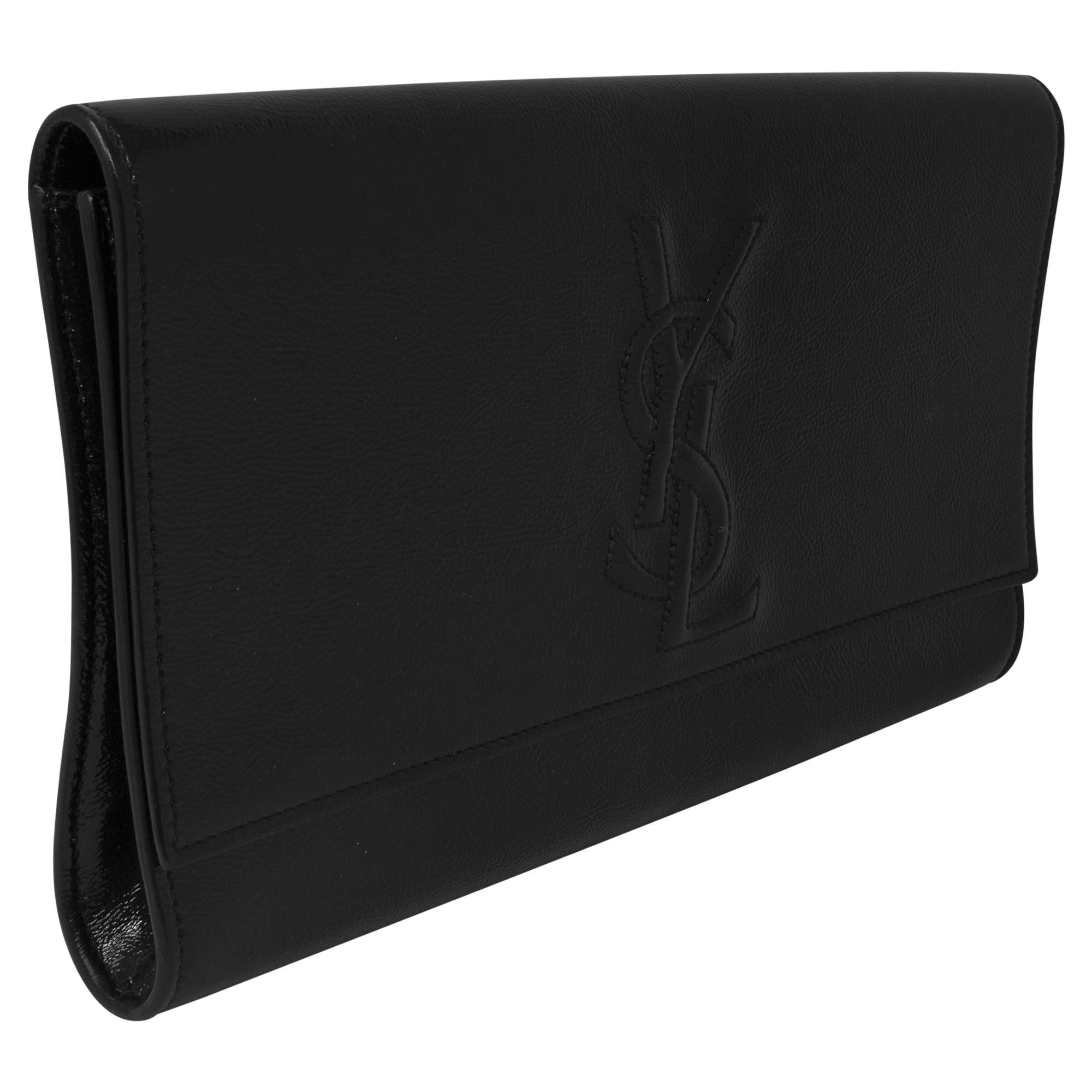 Die Yves Saint Laurent Black Patent Clutch ist ein elegantes und anspruchsvolles Accessoire für die moderne Frau. Diese Clutch aus luxuriösem schwarzem Lackleder strahlt Eleganz und zeitlosen Stil aus. Mit ihrem minimalistischen Design und den
