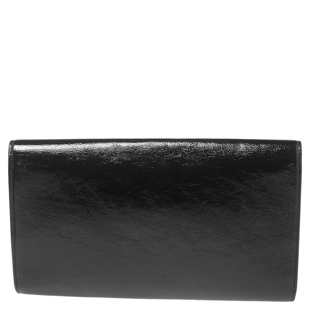 Style comes handy with this Yves Saint Laurent Belle De Jour clutch. A simple but striking design, it comes made from patent leather and features gold-tone hardware and snap closure with brand logo. Lined with satin, the different compartments make