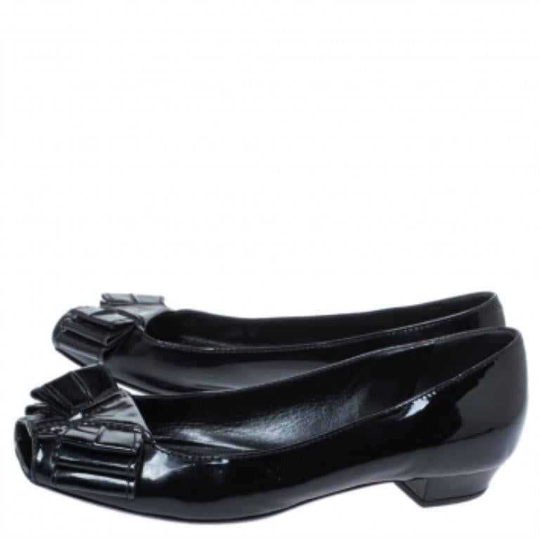 Yves Saint Laurent promises comfort with these lovely Reva flats, you are sure to fetch admiring glances! The black ballet flats are crafted from patent leather and feature peep toes with bow detailing, comfortable leather-lined insoles and low