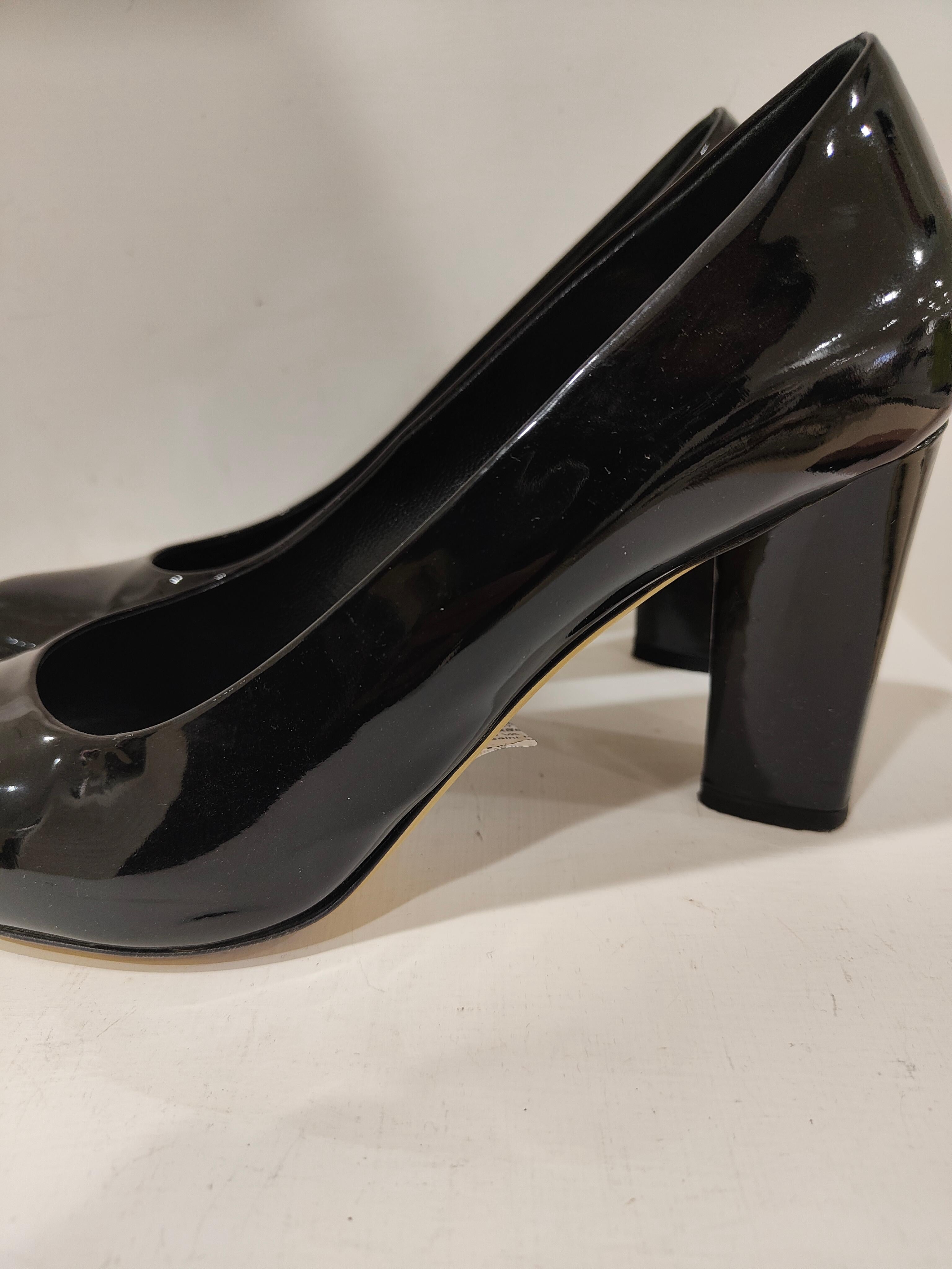 Yves Saint Laurent black patent leather decollete
SIZE 39
Heel: 9 cm 