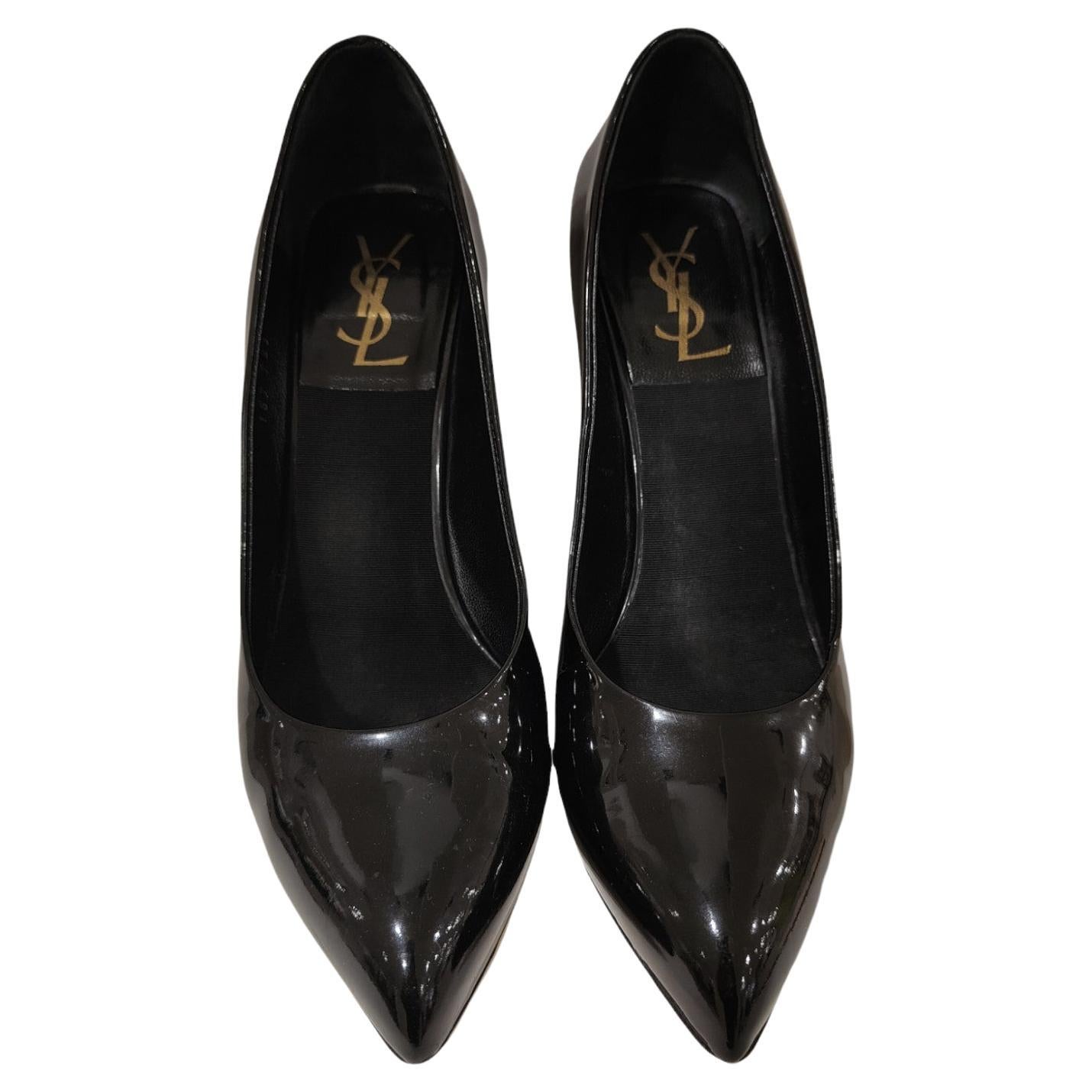 Yves Saint Laurent black patent leather decollete For Sale