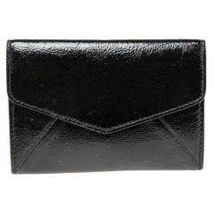 Yves Saint Laurent - Portefeuille compact à rabat en cuir verni noir