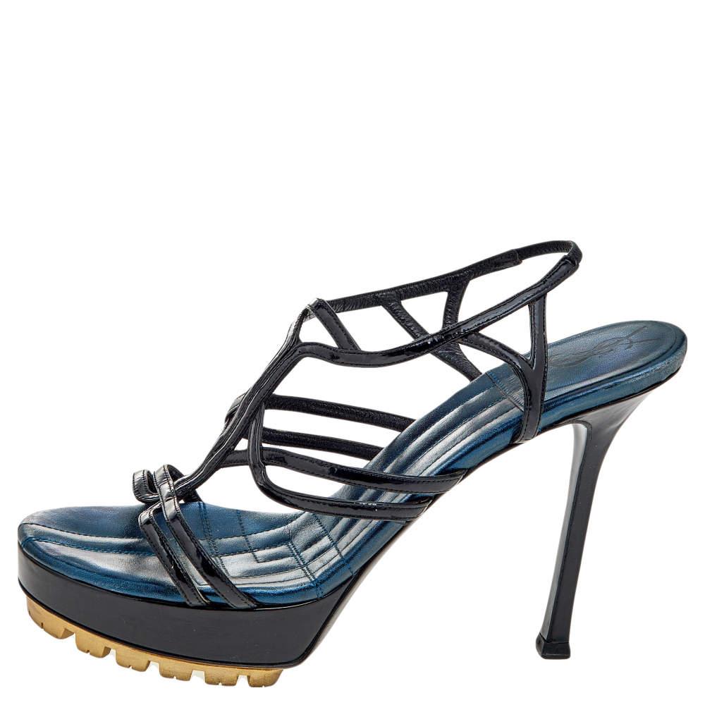 Yves Saint Laurent, eines der berühmtesten Modehäuser, ist bekannt für seine brillante Handwerkskunst in der Schuhmacherei. Das aus schwarzem Lackleder gefertigte Riemchenmodell wird Ihre Füße auf die schönste Weise schmücken. Kombinieren Sie sie
