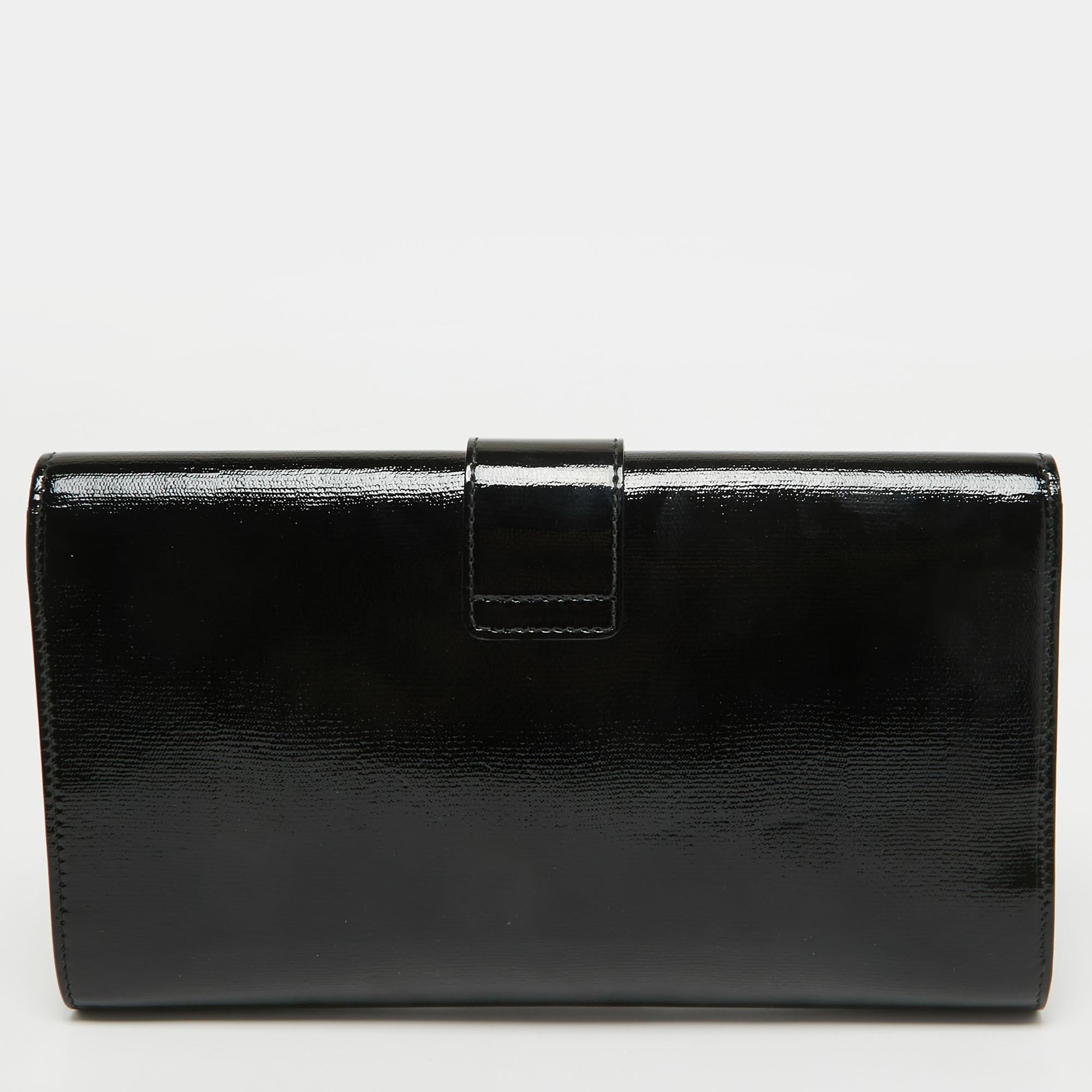 This stunning clutch by Saint Laurent is a must-have. Crafted from leather, it comes in a classy shade of black. The front flap features the brand's initial in gold-tone. It opens to an Alcantara-lined interior that is spacious enough to house your