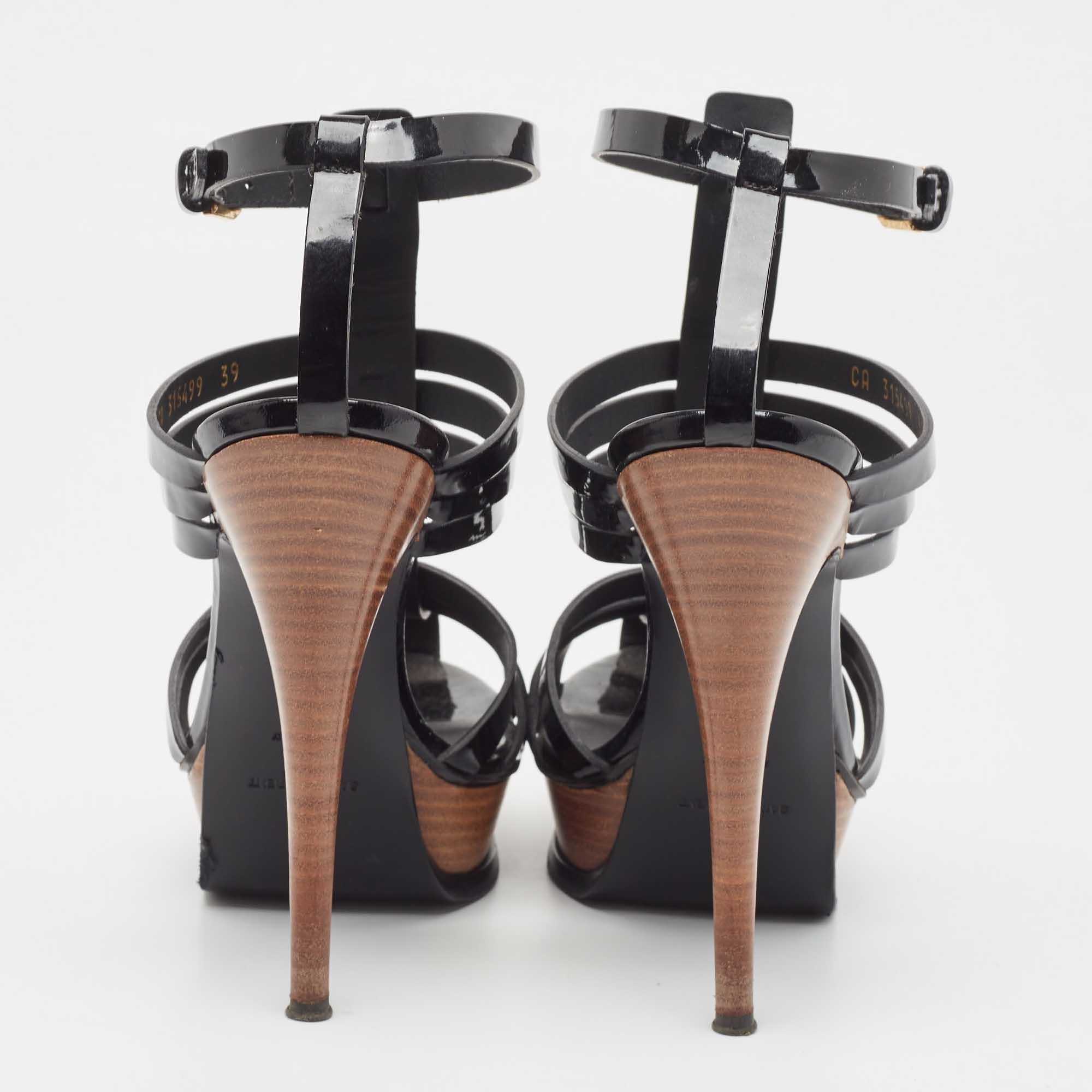 Yves Saint Laurent Schwarze Lack Tribute-Sandalen mit Knöchelriemen Größe 39 im Zustand „Gut“ im Angebot in Dubai, Al Qouz 2