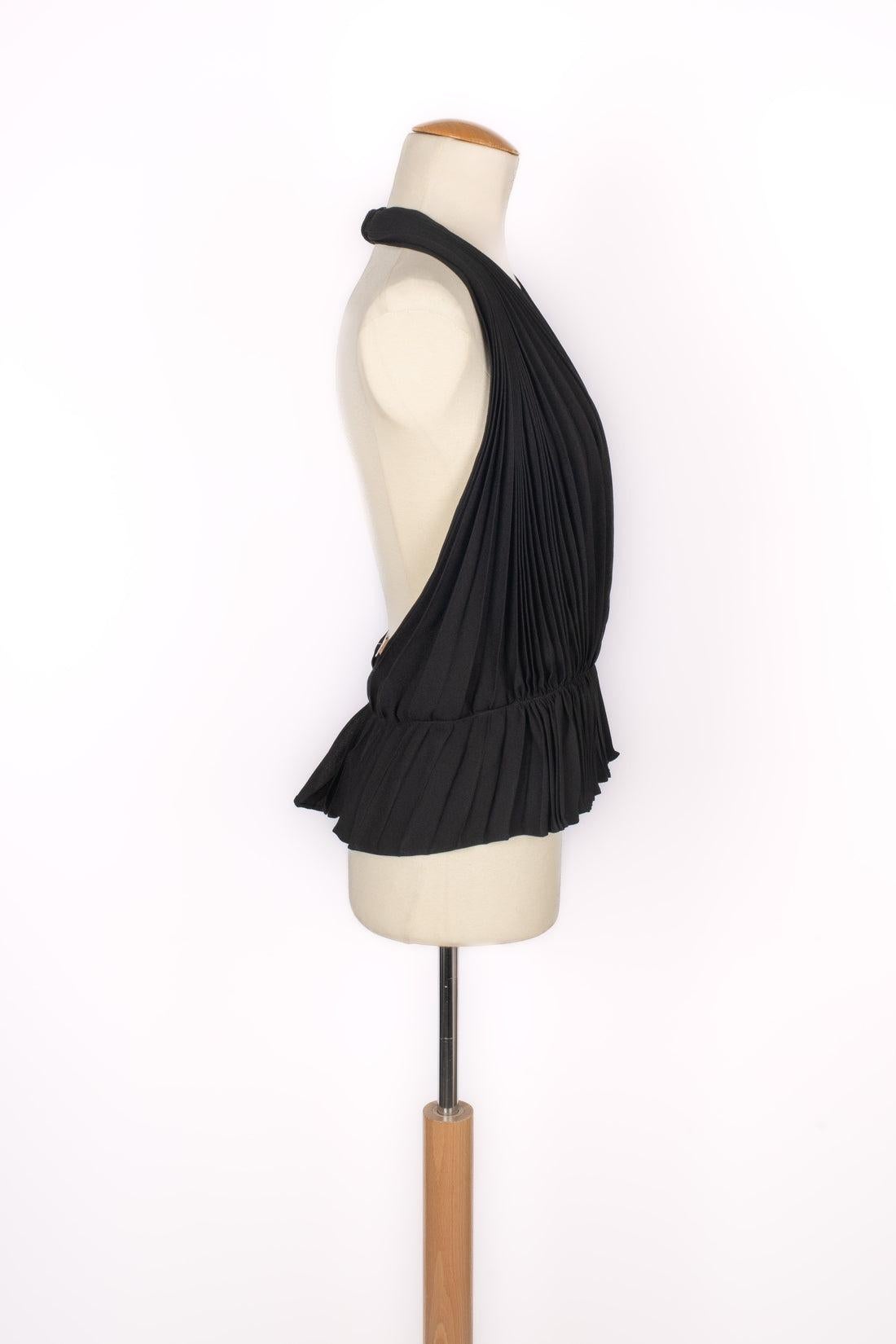 Yves Saint Laurent -(Made in France) Black top with sun-ray pleats. Size 42FR indicated.

Additional information:
Condition: Very good condition
Dimensions: Length: 74 cm - Height: 67 cm

Seller Reference: FH203