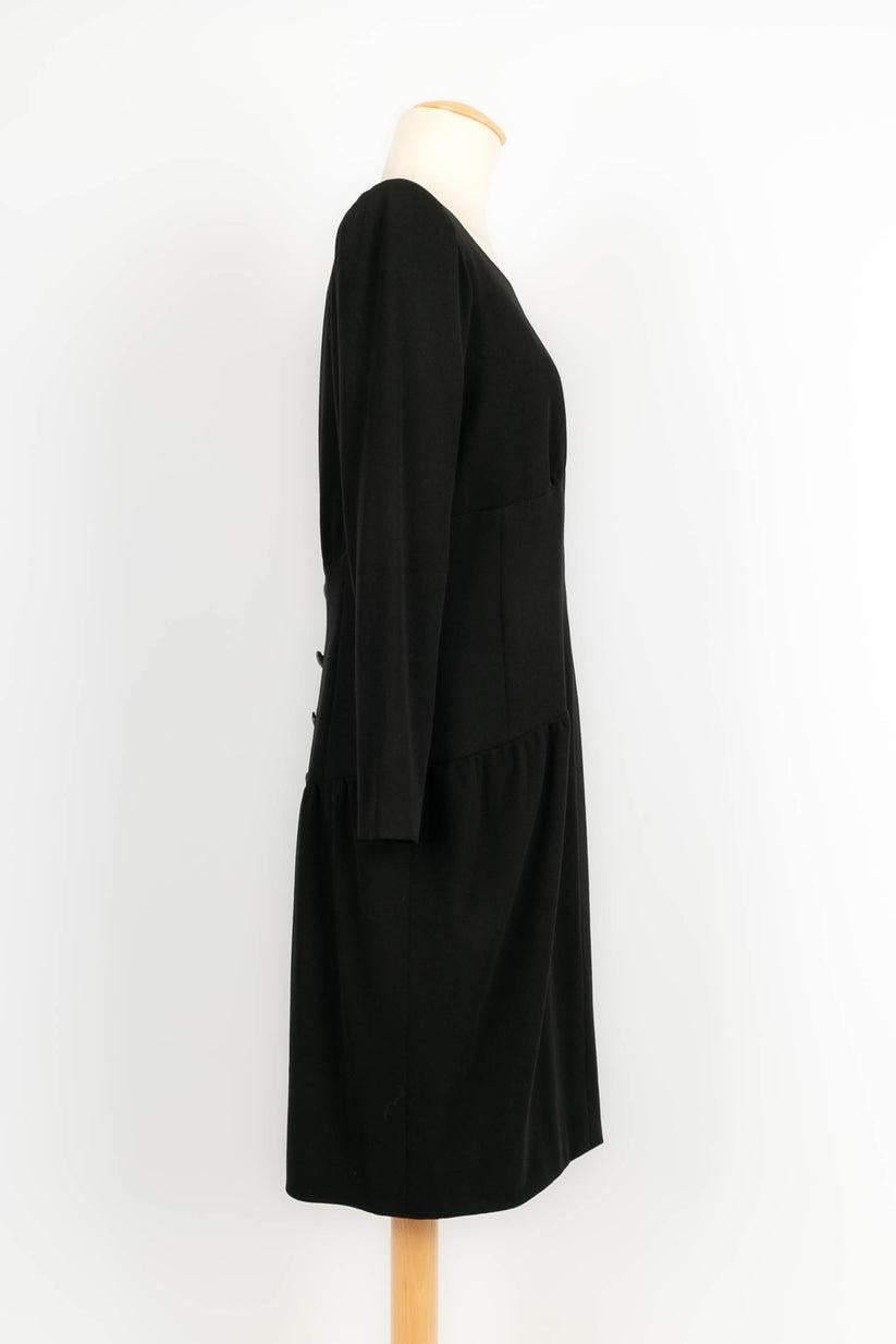 Yves Saint Laurent Haute Couture - Black poplin long sleeve Haute Couture dress. No size indicated, it fits a 42FR.

Additional information: 
Dimensions: Shoulder width: 36cm - Chest: 48 cm, Waist: 43 cm, Hips: 52 cm, Sleeve length: 58 cm, Length: