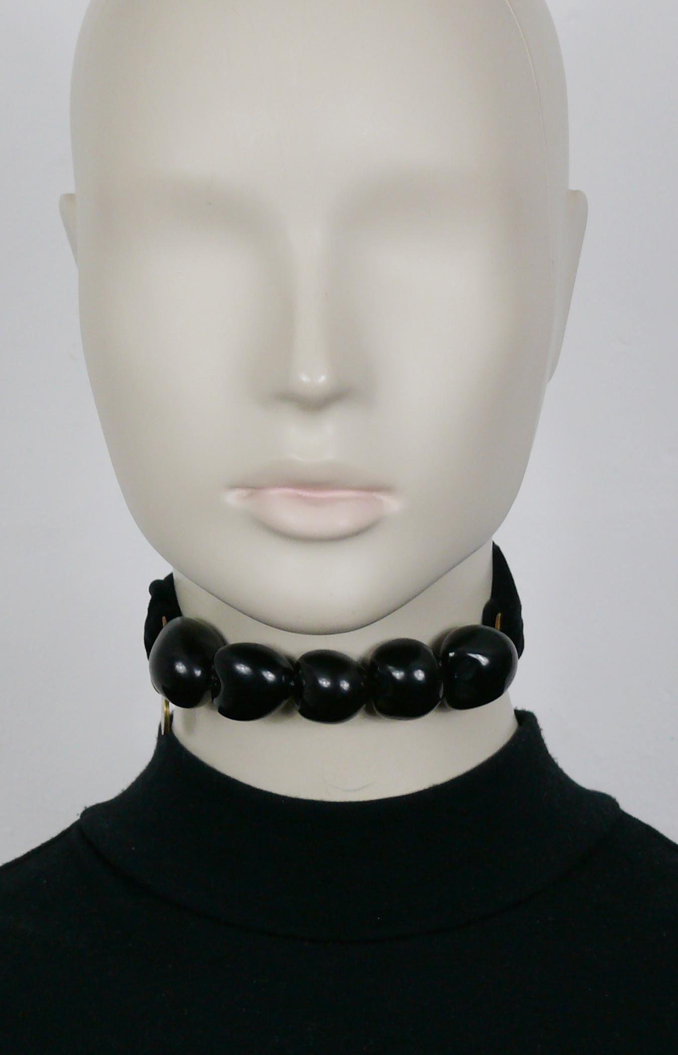 YVES SAINT LAURENT choker necklace/bracelet featuring five black resin beads and black velvet straps.

Ties at the back of neck.

Hanging coin embossed YSL.

Indicative measurements : total length approx. 76 cm (29.92 inches) / bead max. diameter