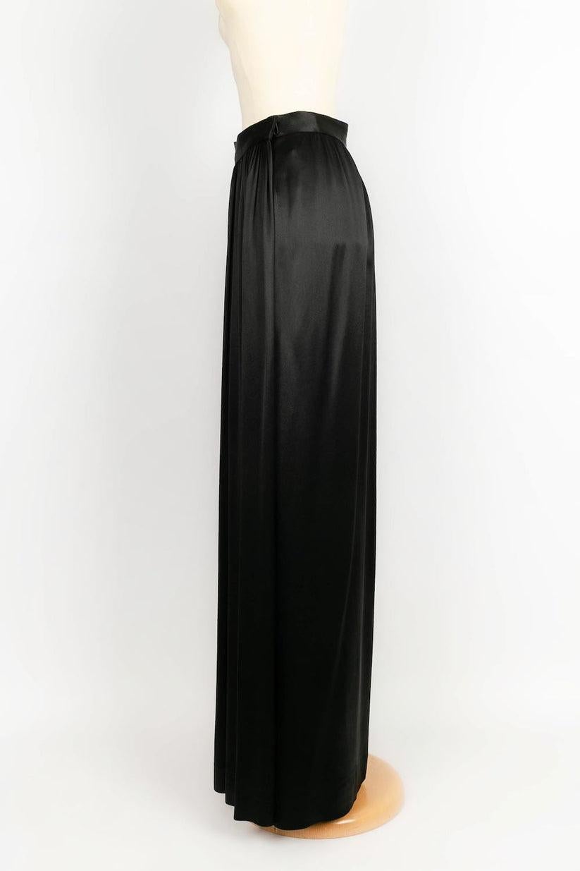 Yves Saint Laurent -(Made in France) Long skirt in black satin. Size indicated 44FR, it fits a 38FR/40FR.

Additional information: 
Dimensions: Size: 37 cm, Length: 110 cm
Condition: Very good condition
Seller Ref number: FJ16
