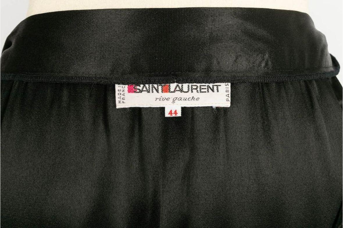 Yves Saint Laurent Schwarzer Satinrock aus Satin im Angebot 3