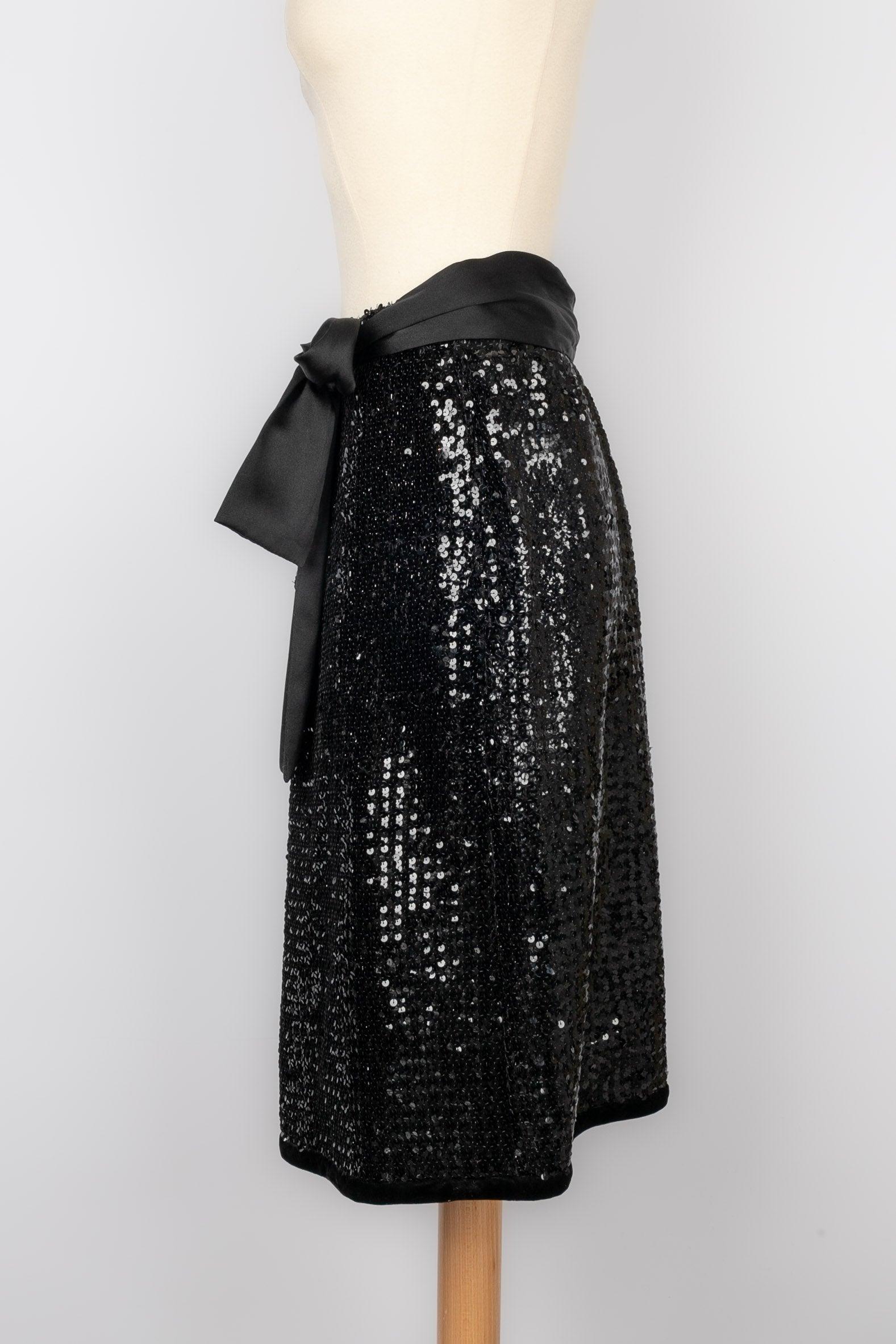 Yves Saint Laurent - (Made in France) Black sequin sort skirt. 40FR shirt. Composition label cut.

Additional information:
Condition: Very good condition
Dimensions: Waist: 32 cm - Length: 60 cm

Seller Reference: FJ81
