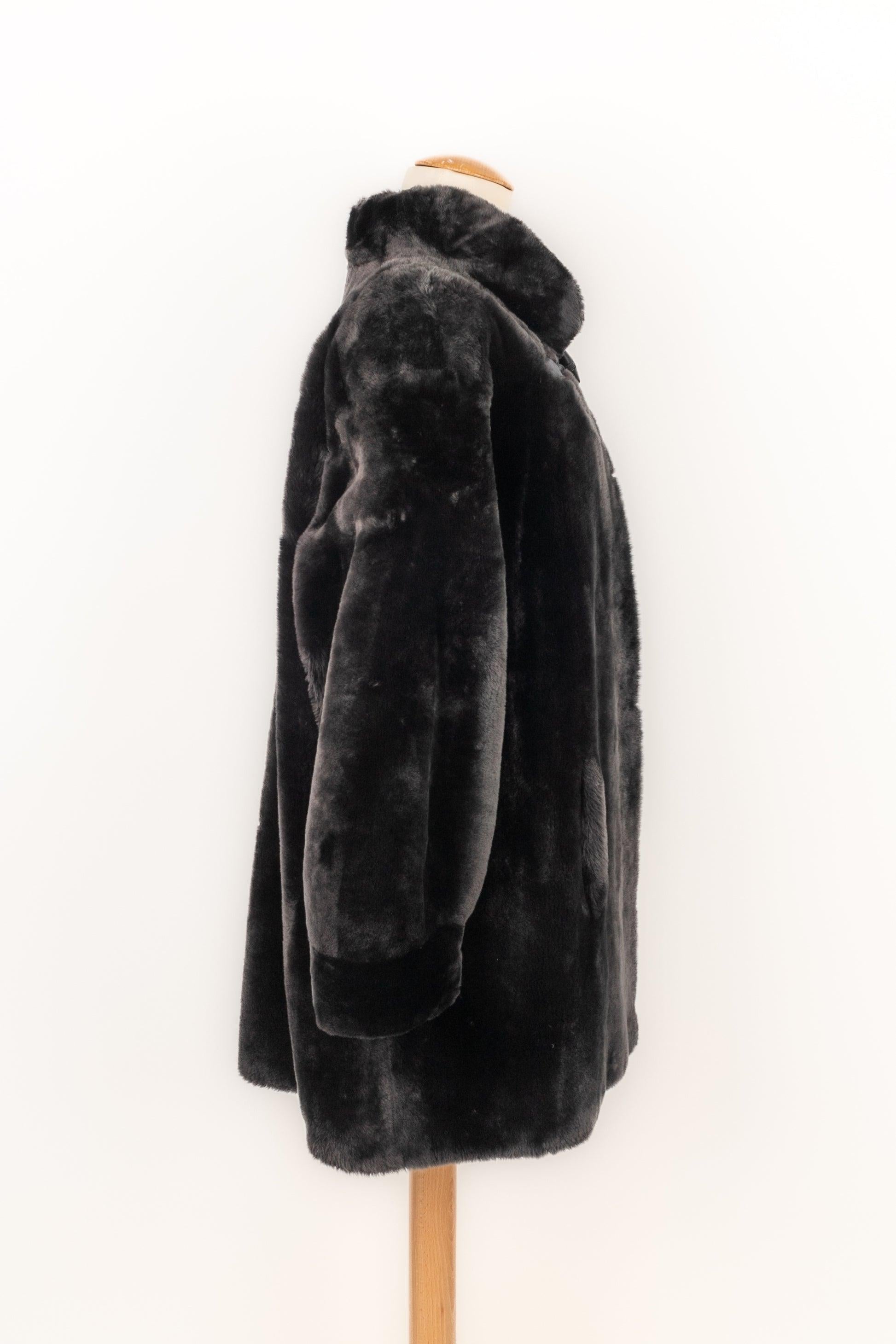 Yves Saint Laurent - (Made in France) Black sheepskin coat with a silk lining. Brandenburg buttons fastening. Missing size and composition labels, it fits a 40FR.

Additional information:
Condition: Very good condition
Dimensions: Shoulder width: 50