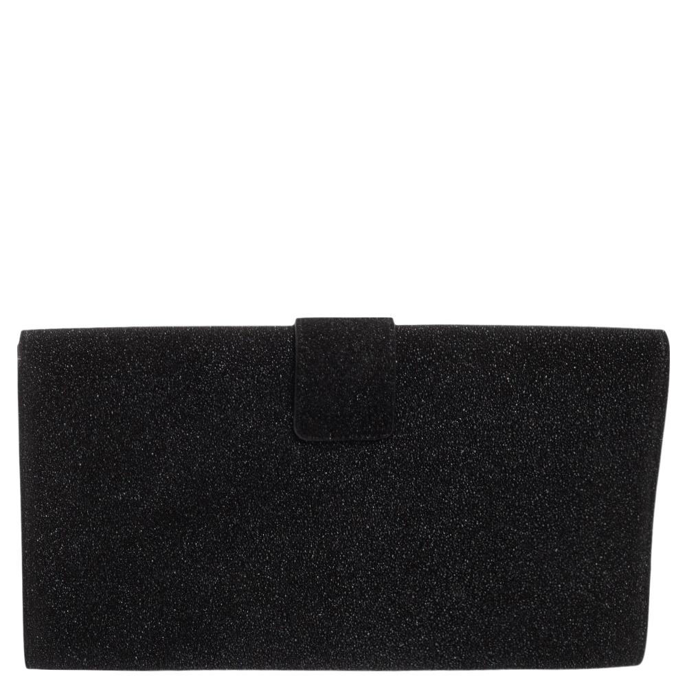 This Y-Ligne clutch from Yves Saint Laurent is a splendid creation that you must own. It has been wonderfully crafted from black shimmer glitter and suede with a gold-toned 'Y' accent decorating the front. It comes equipped with a frontal flap that