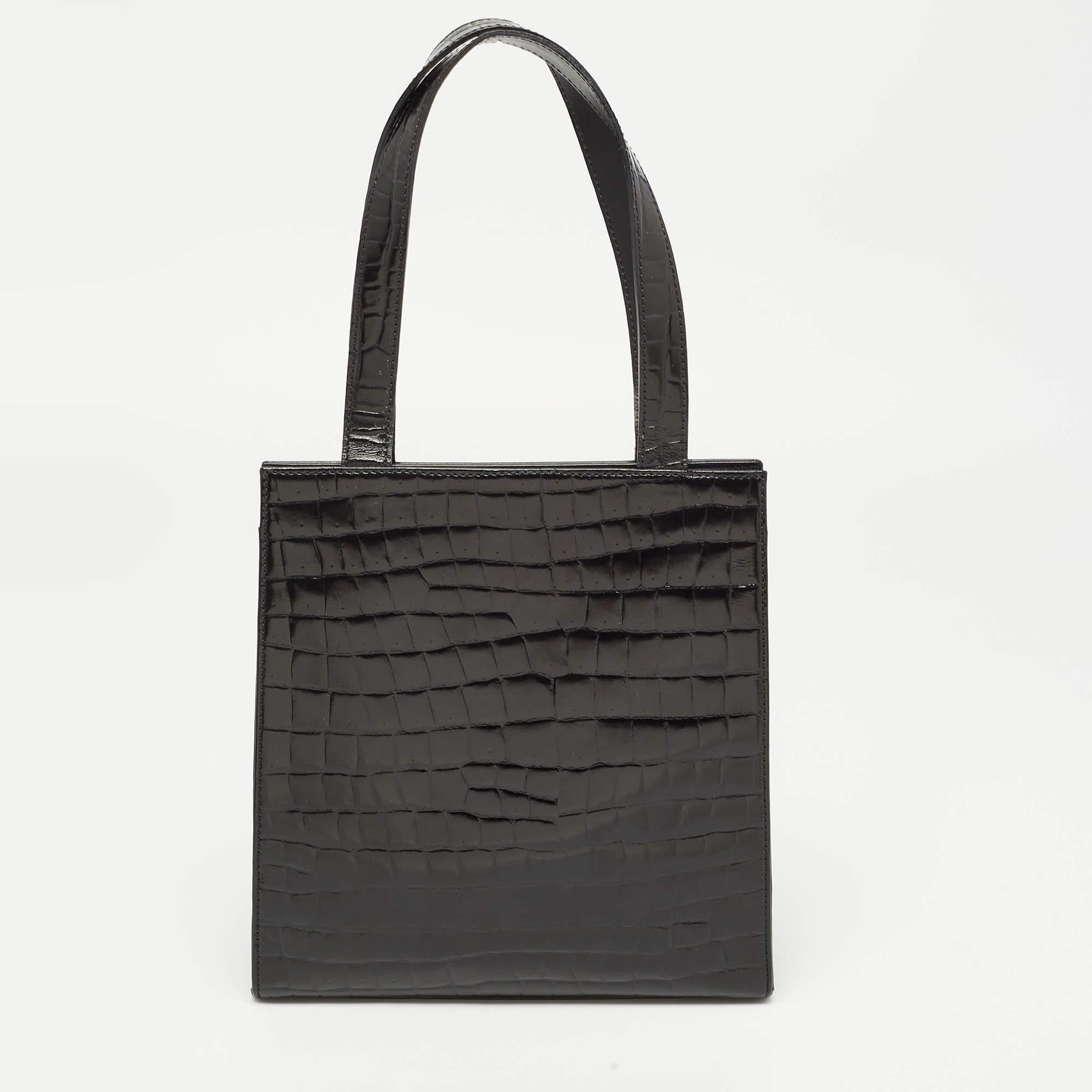 Created from high-quality materials, this Yves Saint Laurent tote is enriched with functional and classic elements. It can be carried around conveniently, and its interior is perfectly sized to keep your belongings with ease.

