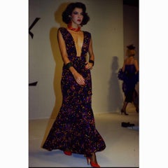 Yves Saint Laurent - Robe longue à décolleté plongeant en soie noire à pois confettis YSL, 1984